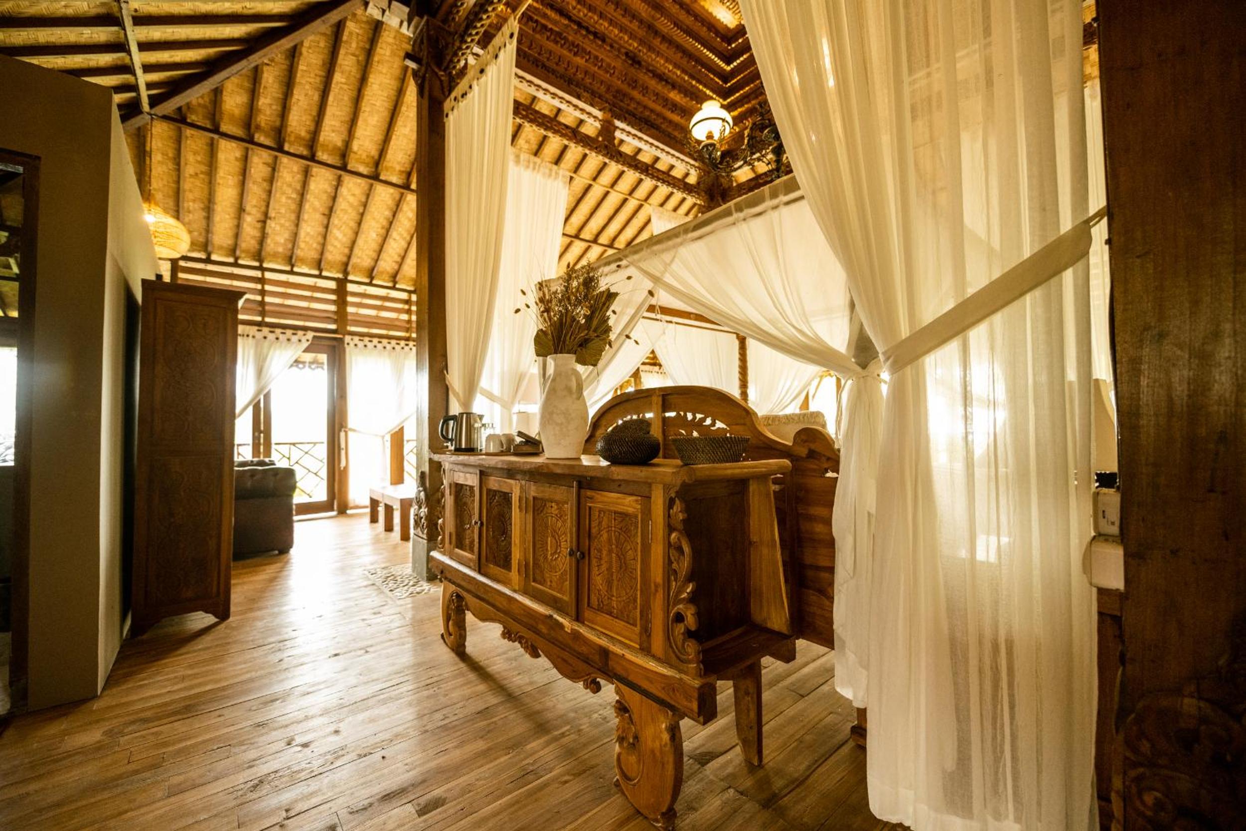 Deluxe Suite with Sea View - Photo 9