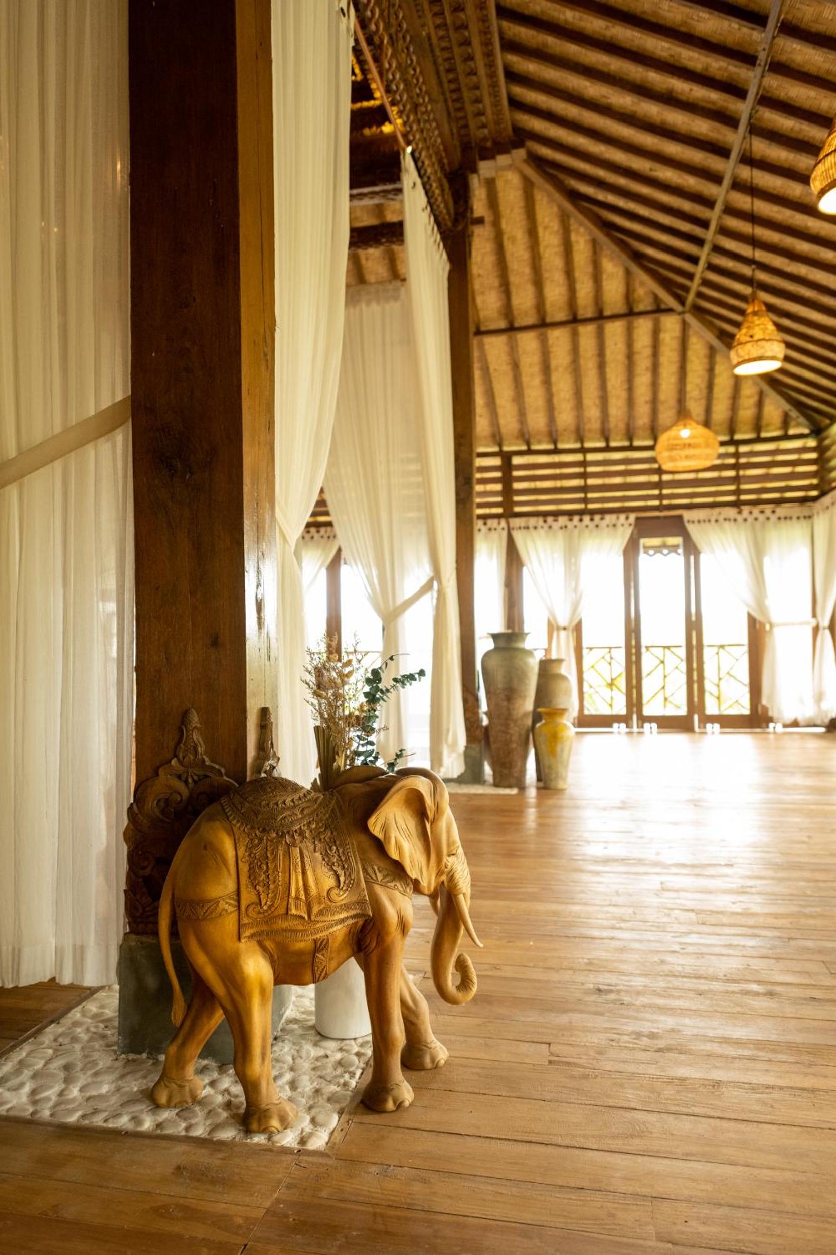 Deluxe Suite with Sea View - Photo 11