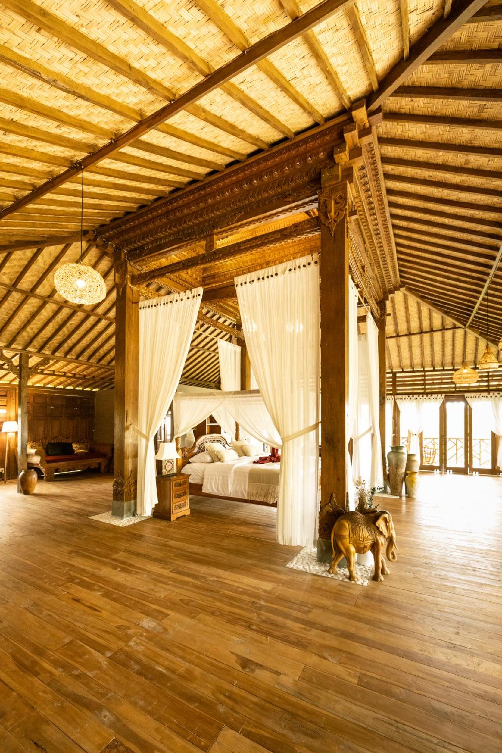 Deluxe Suite with Sea View - Photo 22