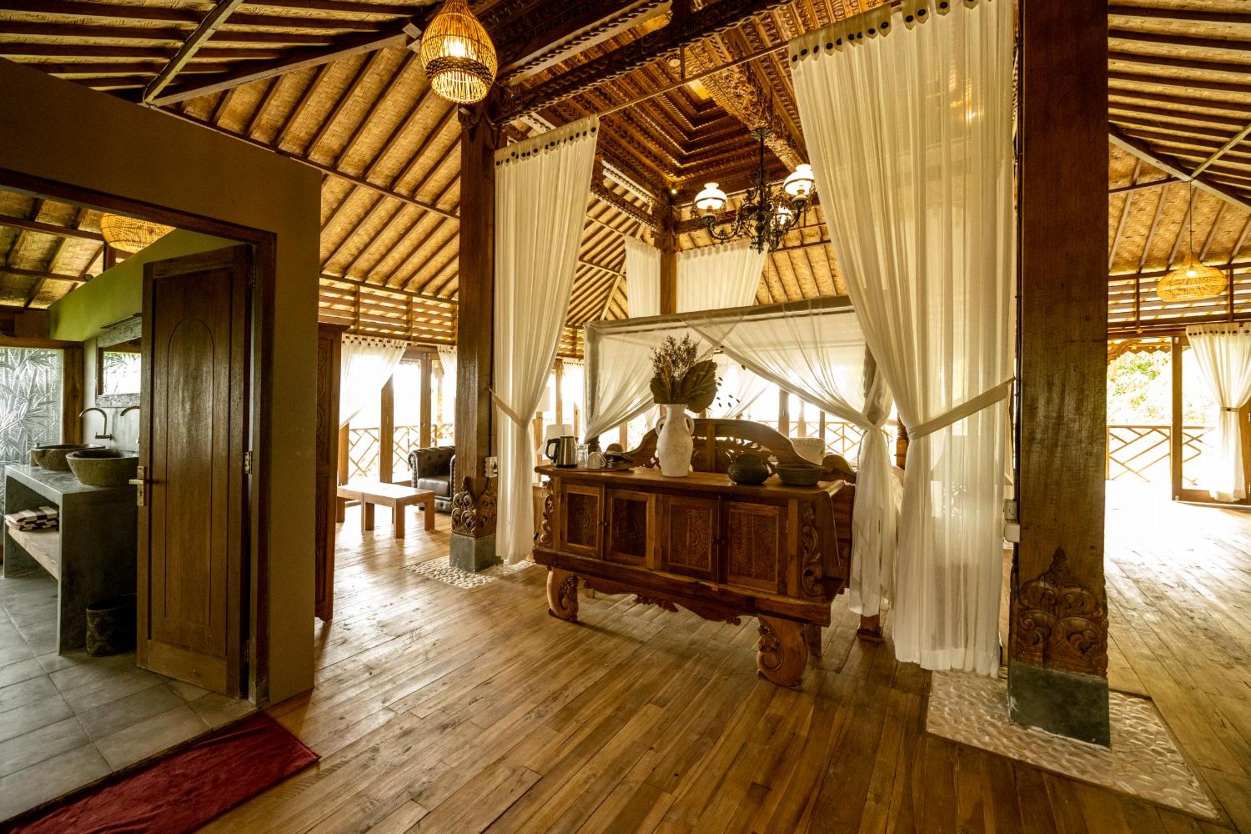 Deluxe Suite with Sea View - Photo 27