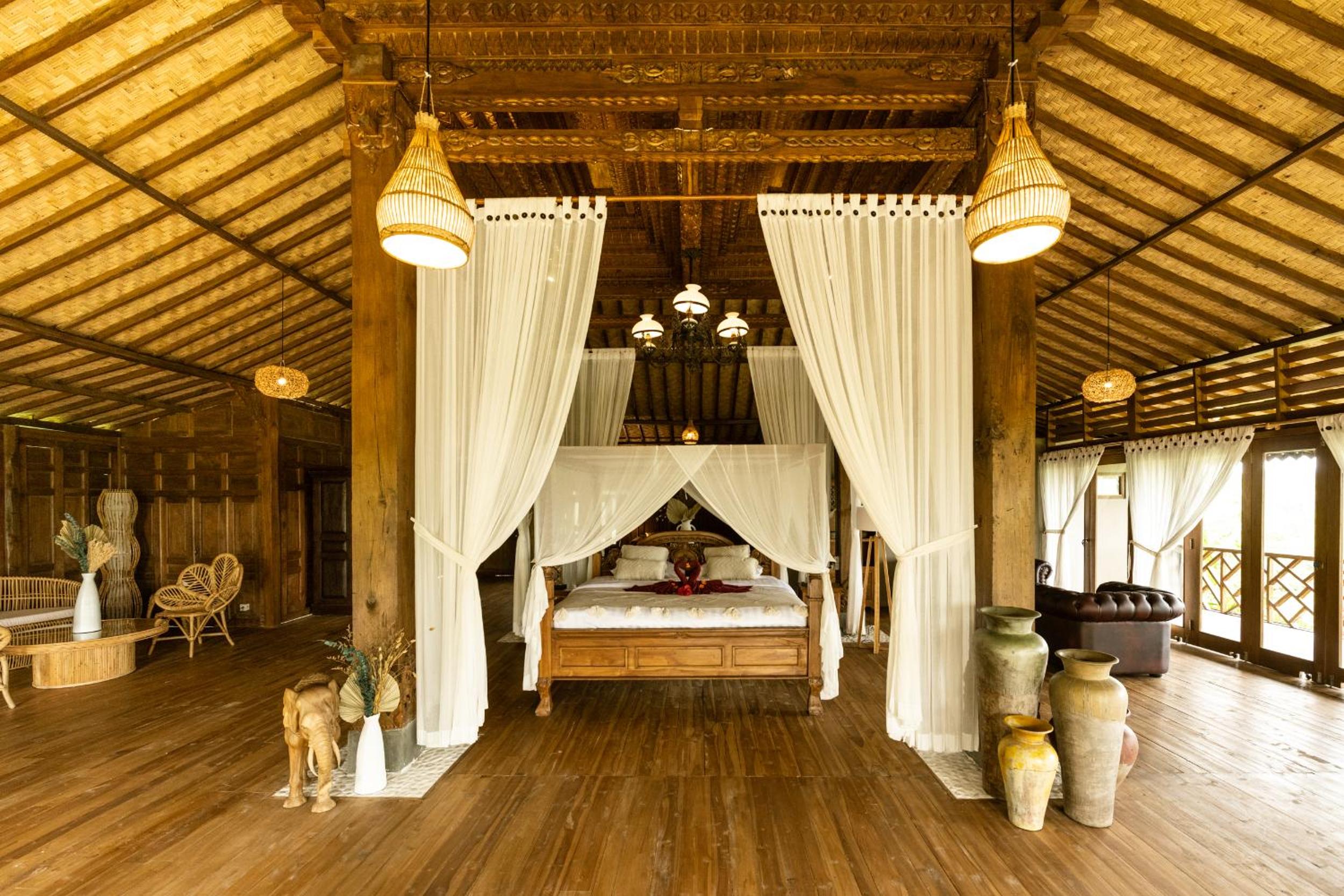 Deluxe Suite with Sea View - Photo 32