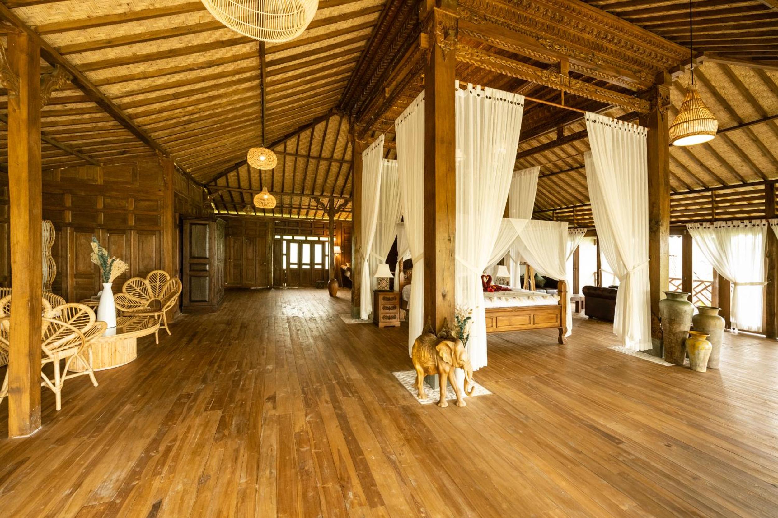 Deluxe Suite with Sea View - Photo 34