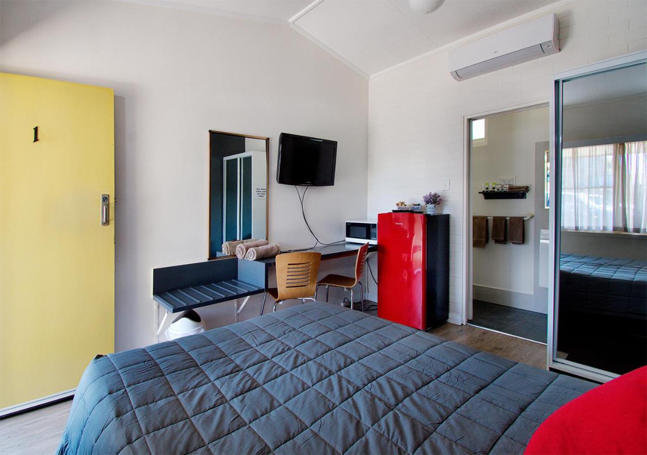 Economy Queen (Non Pet Friendly Room) photo 3