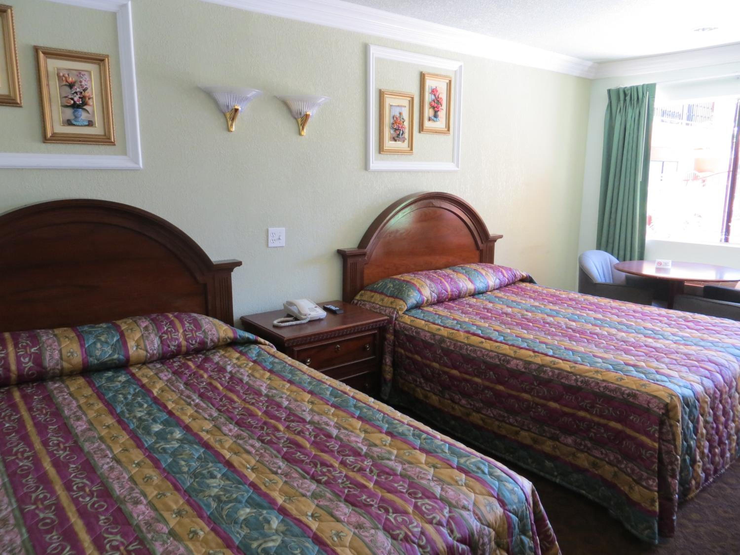 Queen Room with Two Queen Beds photo 3