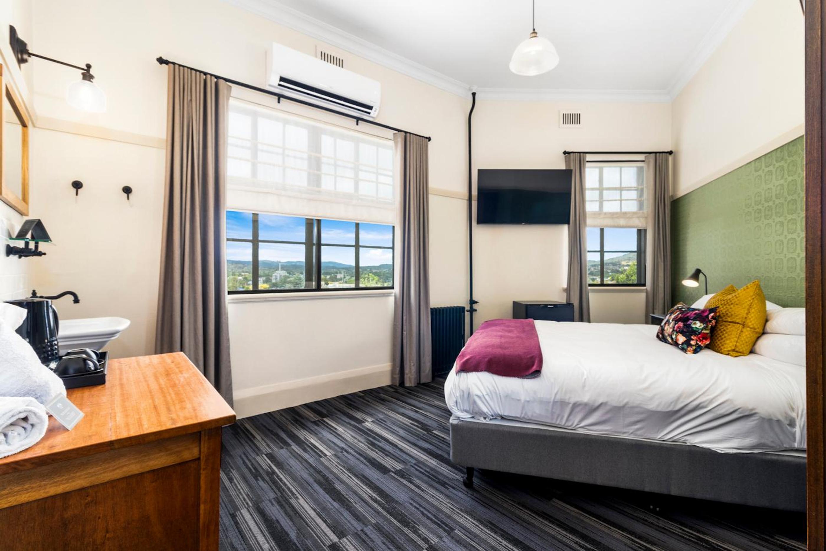 Standard Queen Room, Shared Bathroom
