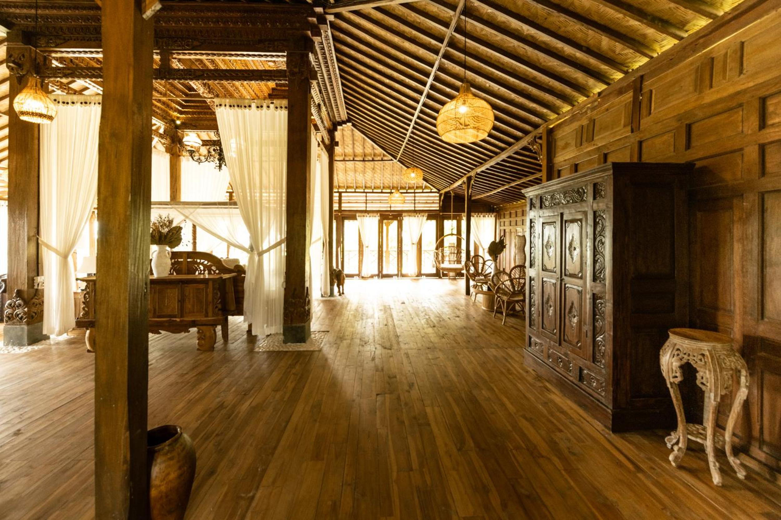 Deluxe Suite with Sea View - Photo 2