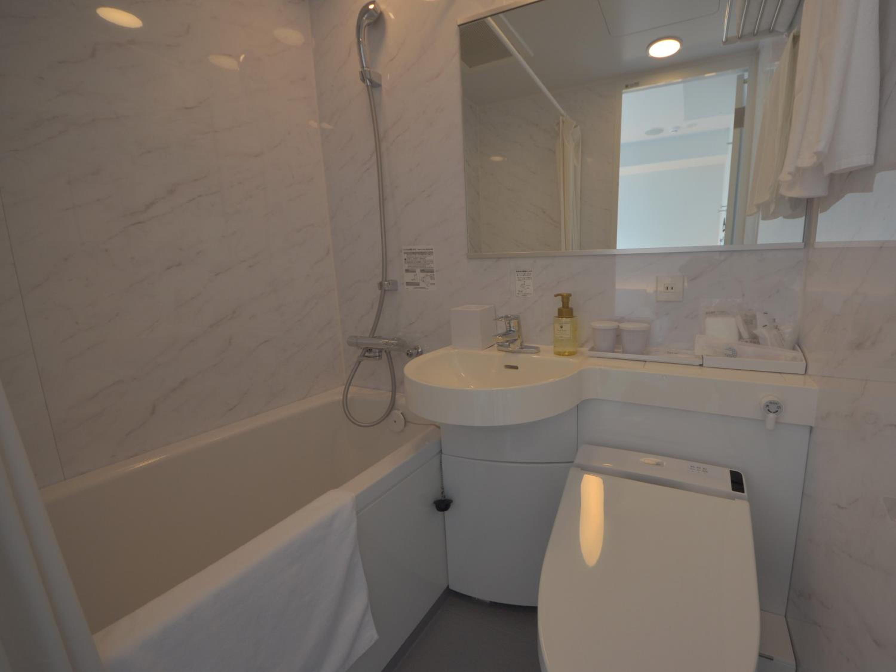 Twin Room with Private Bathroom - Non-Smoking photo 3