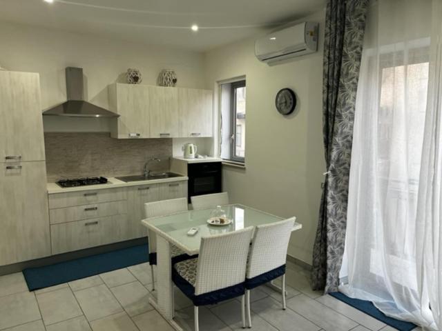 Studio Apartment - Photo 27