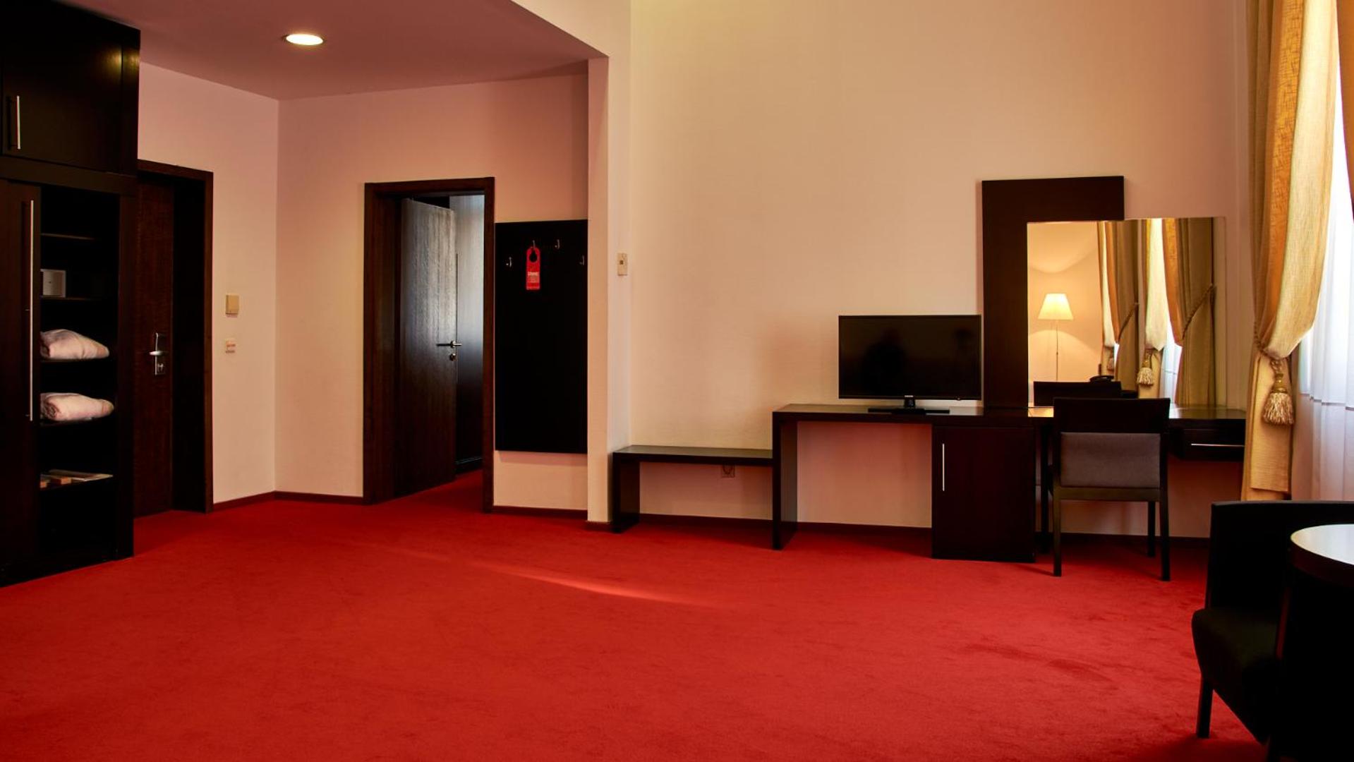 Suite with View - Photo 4