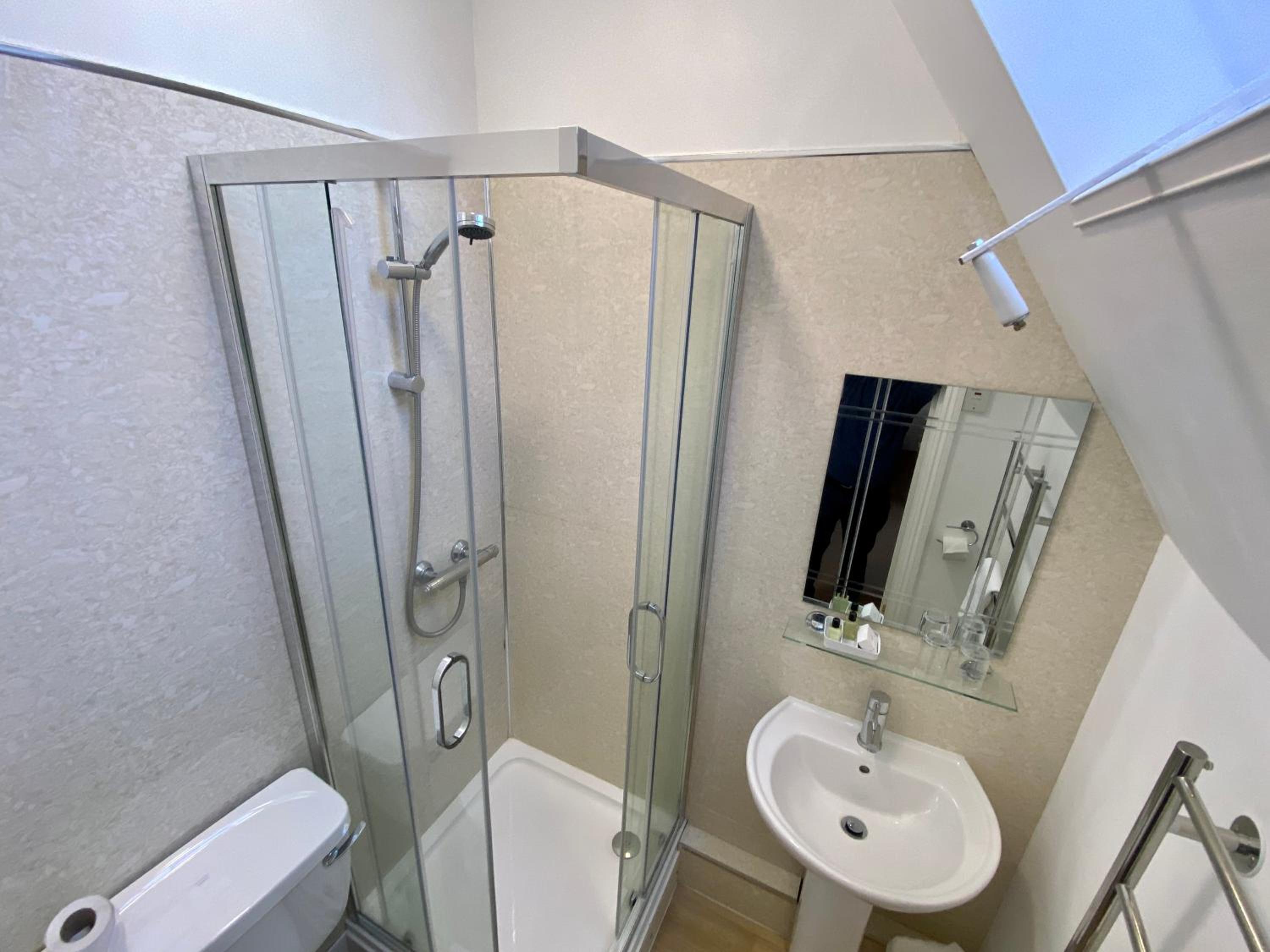 Standard Twin Room - Photo 10