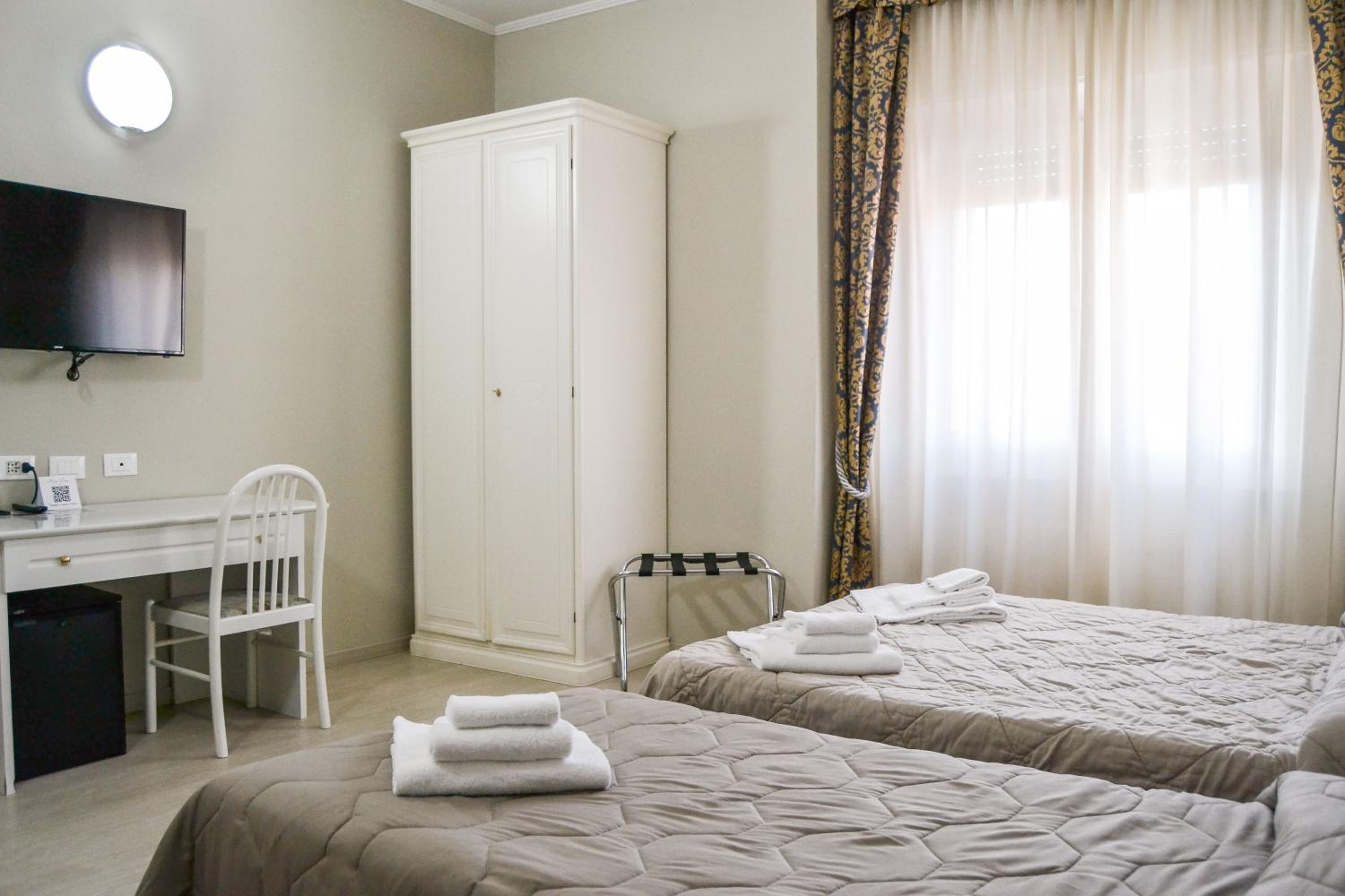 Twin Room - Photo 1