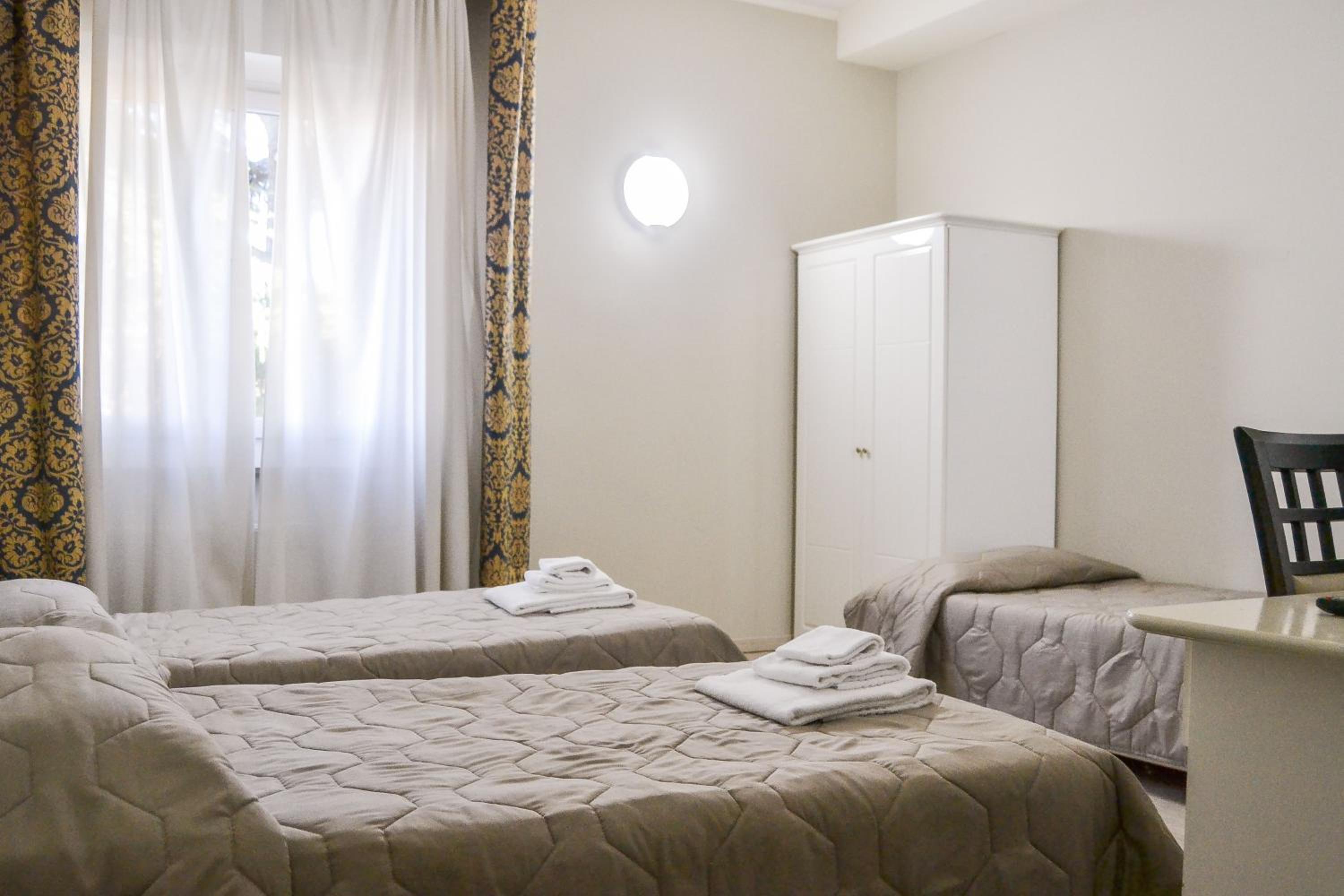 Twin Room - Photo 2