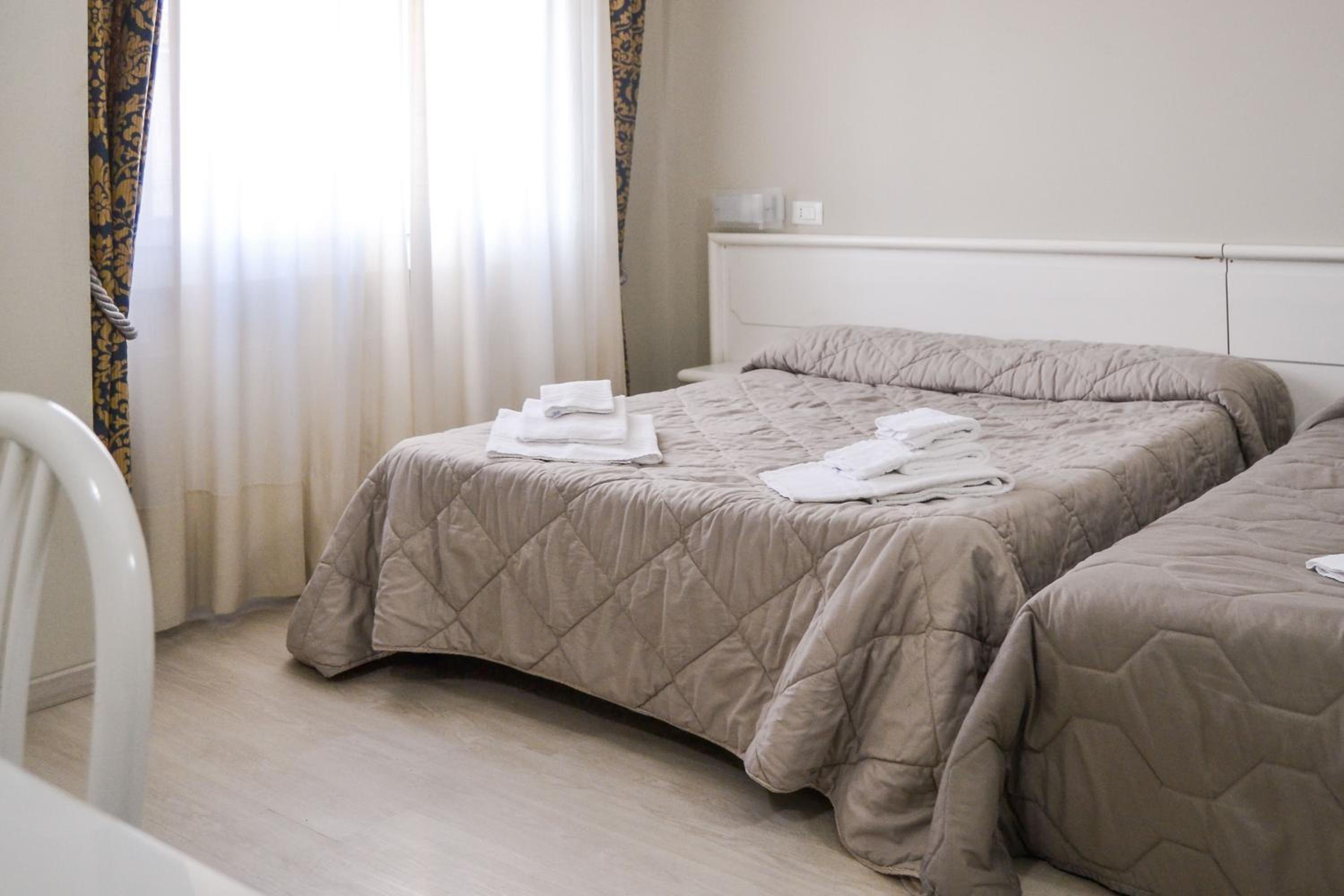 Double Room - Photo 3