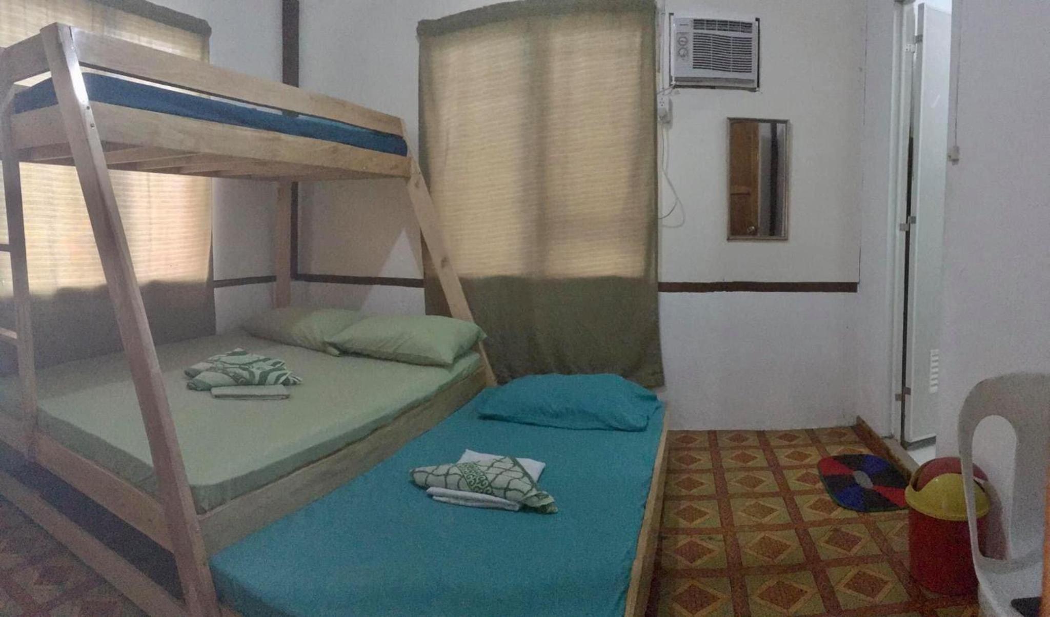 Quadruple Room with Private Bathroom - Photo 4