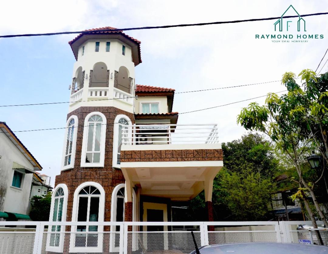 Five-Bedroom House photo 1