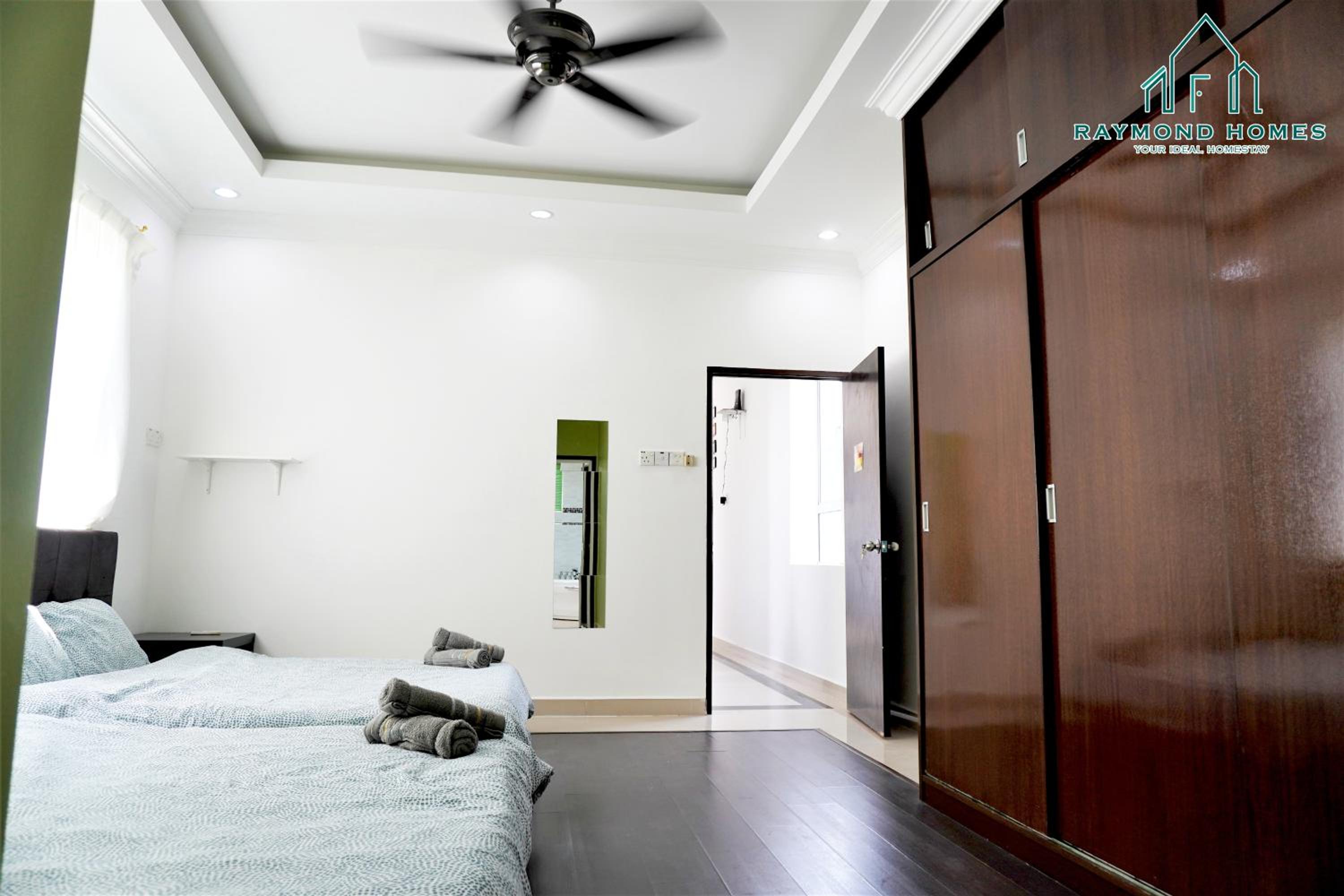 Five-Bedroom House photo 3
