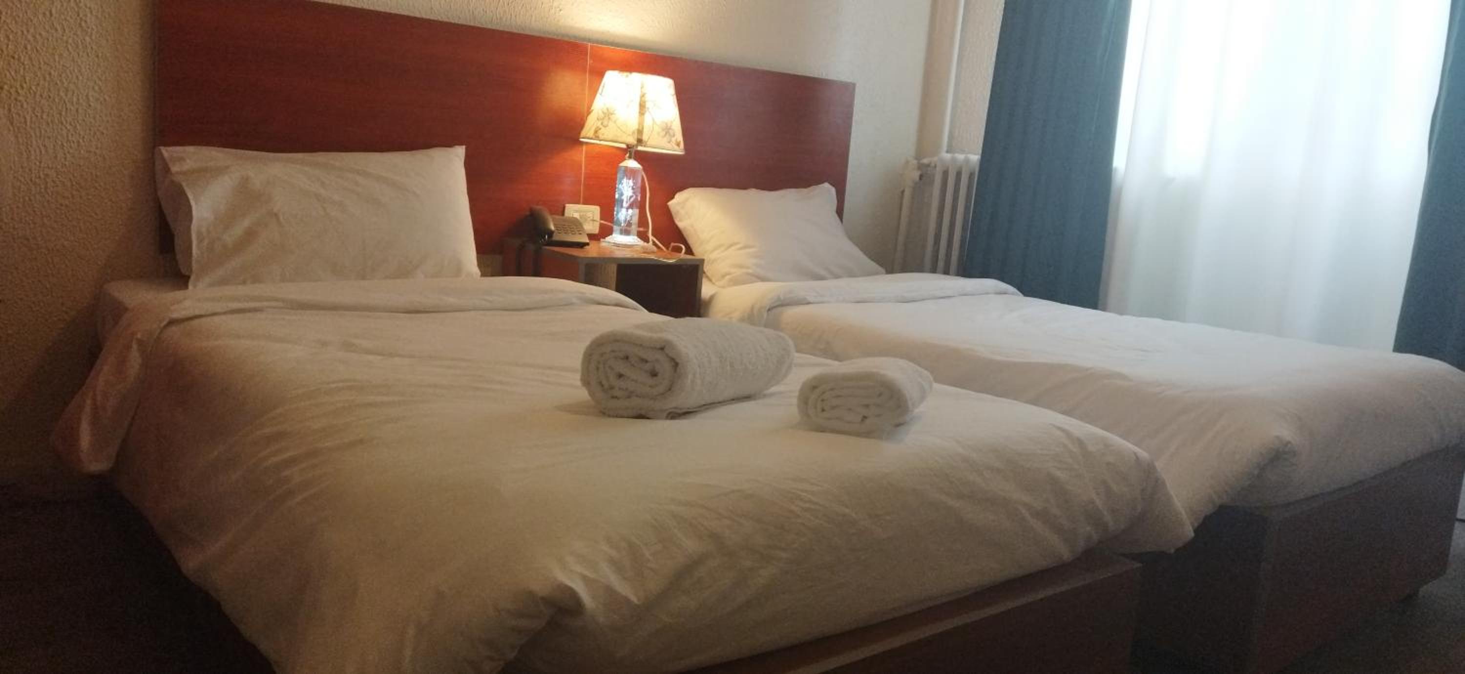 Standard Twin Room - Photo 10
