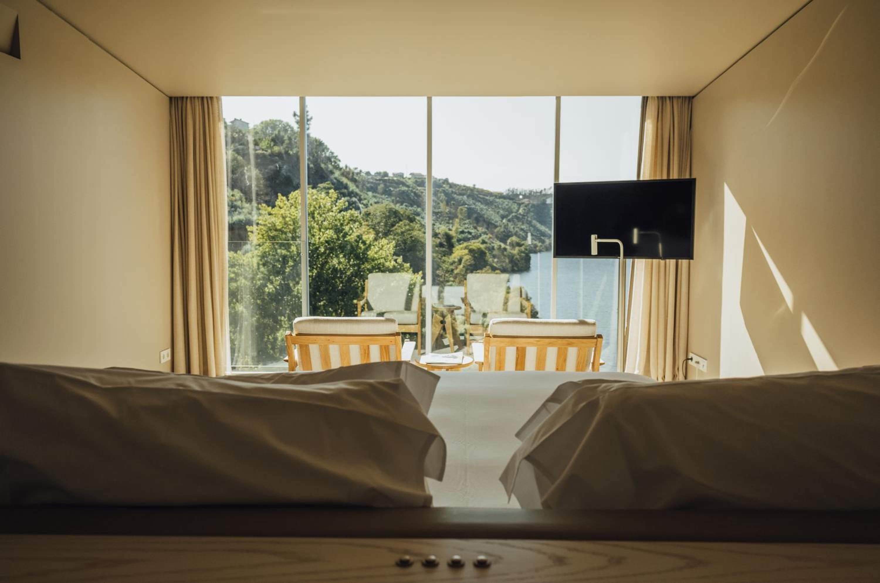 Double Room with River View - Photo 2