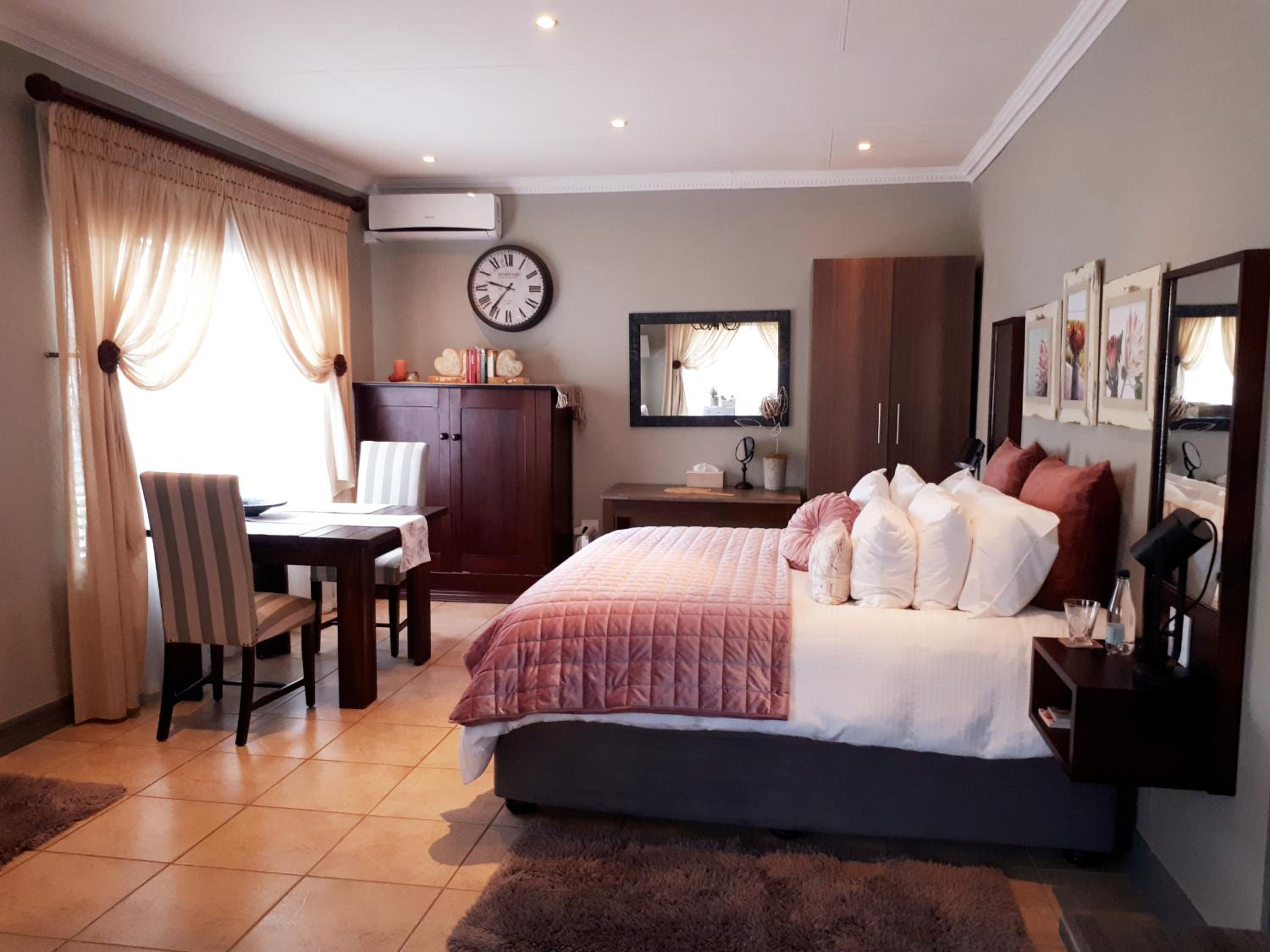 Deluxe King Room photo 1
