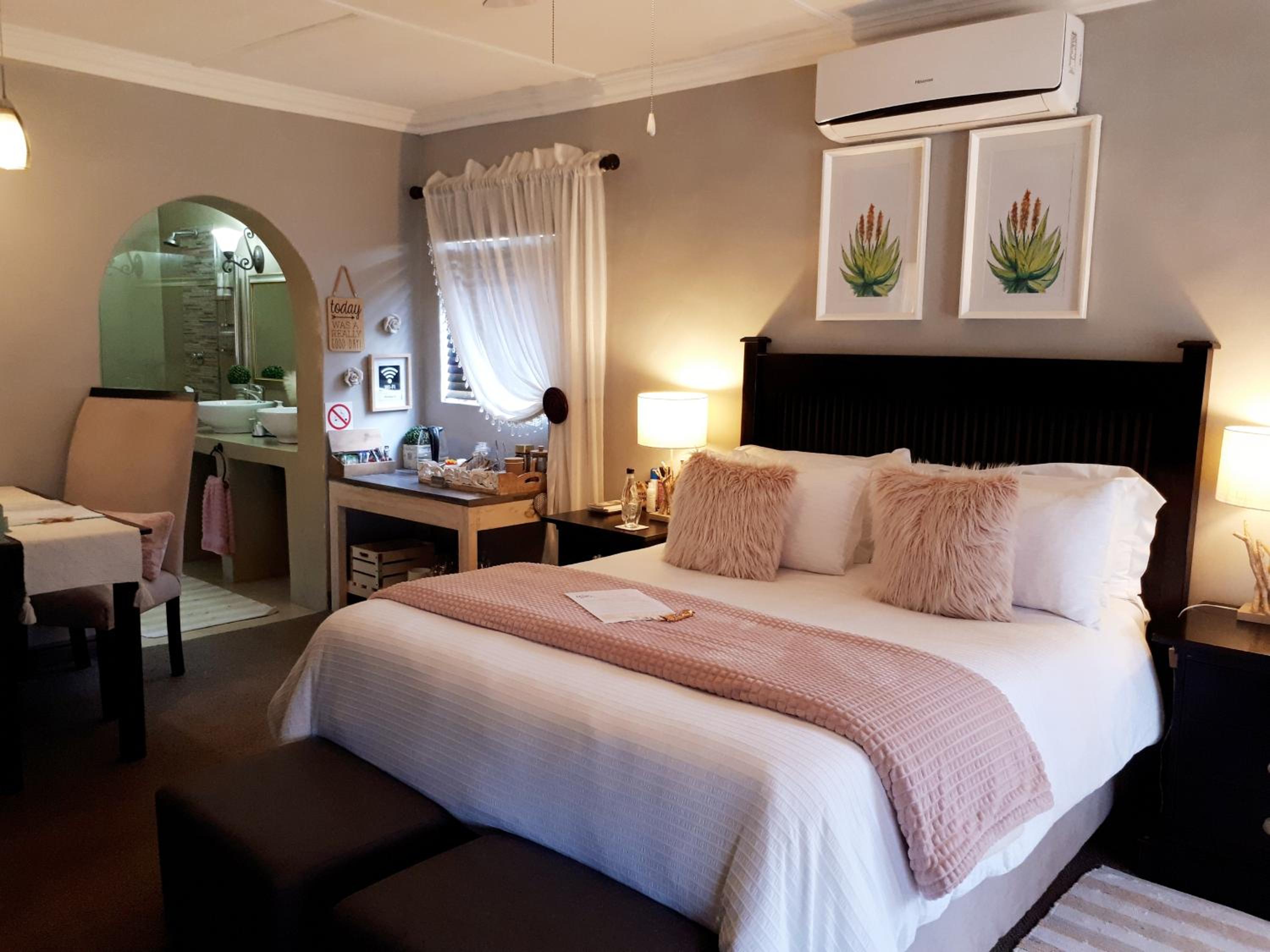 Queen Room with Pool View photo 1