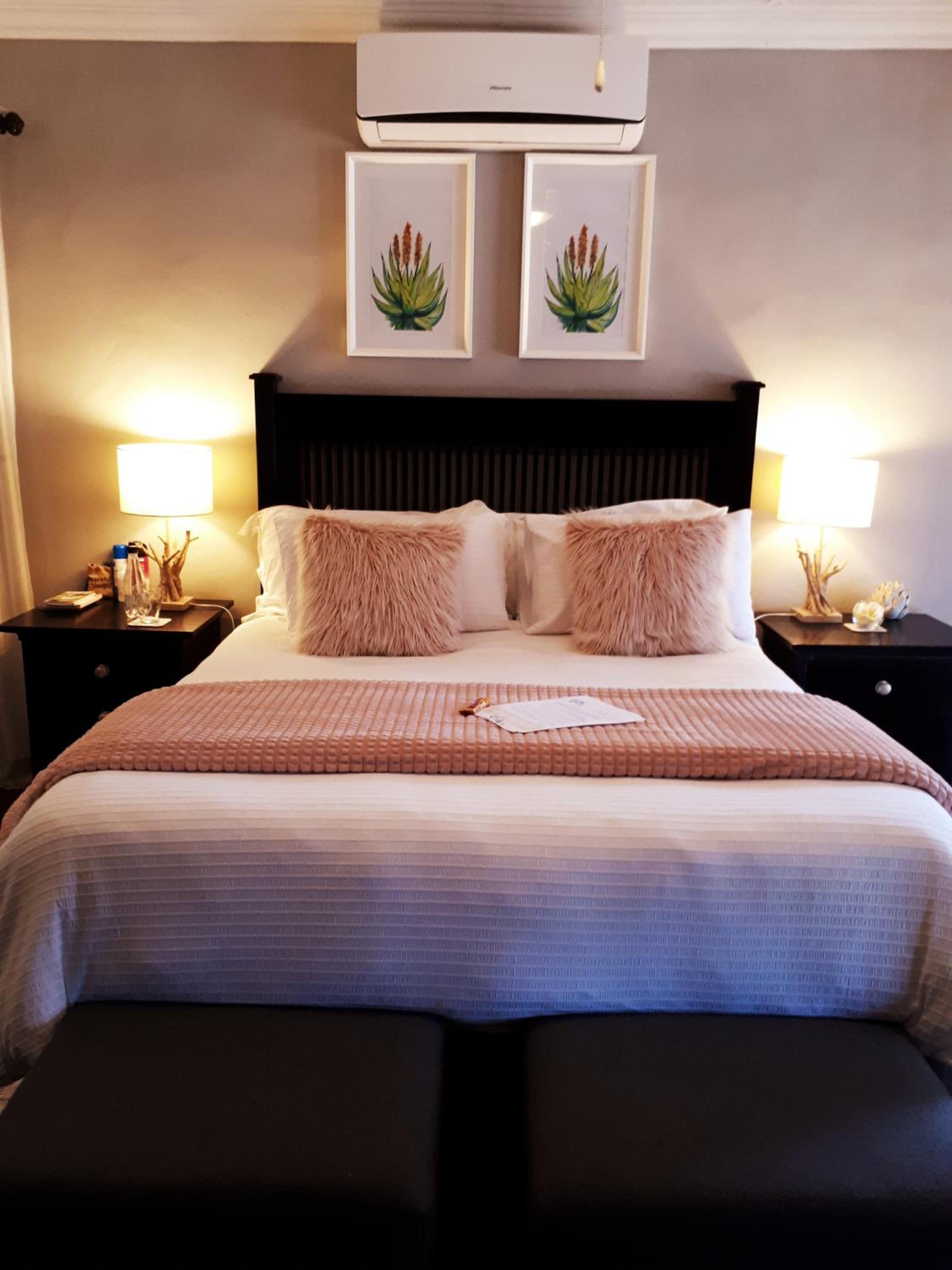 Queen Room with Pool View photo 2
