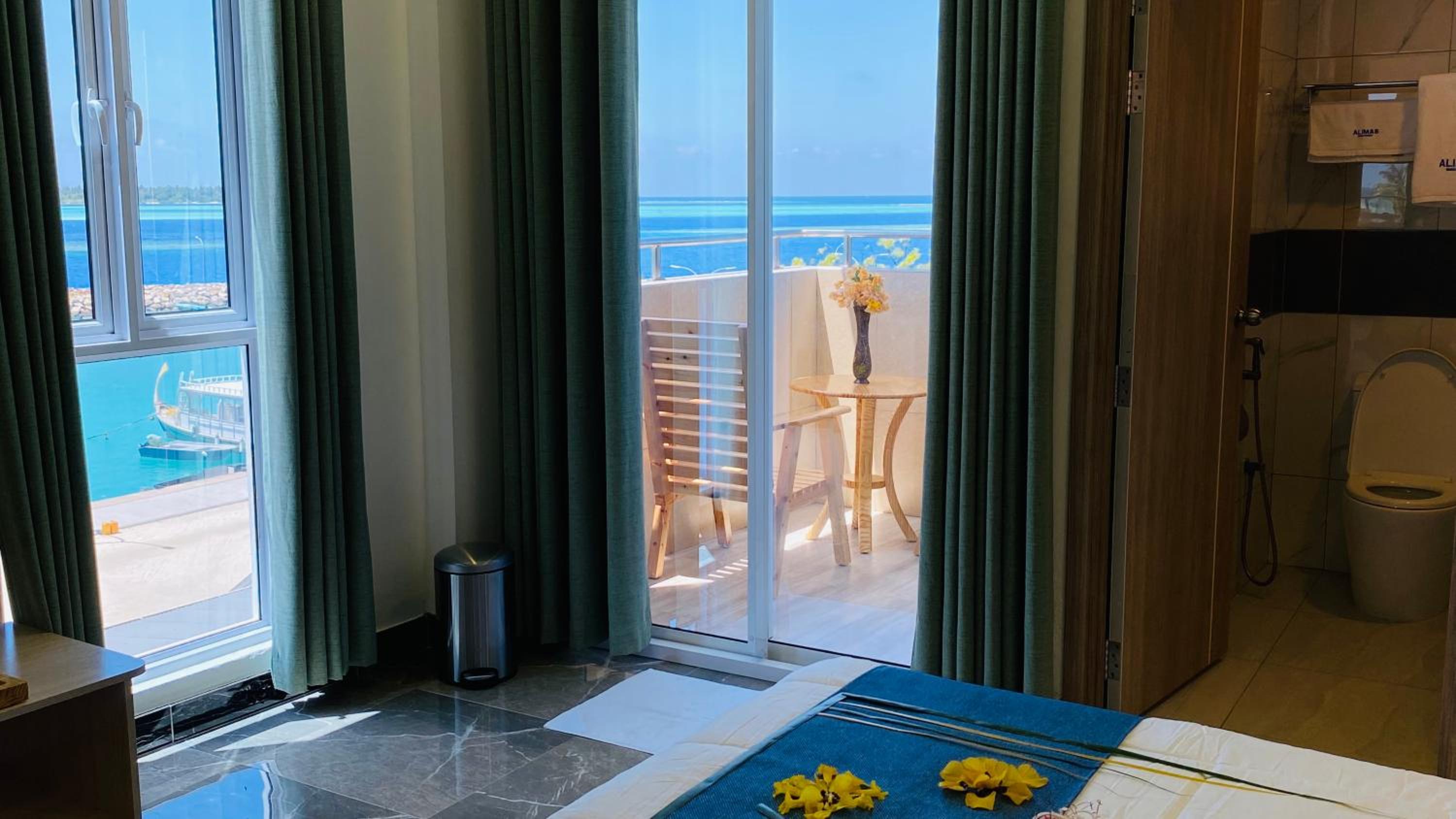Double Room with Balcony and Sea View - Photo 3