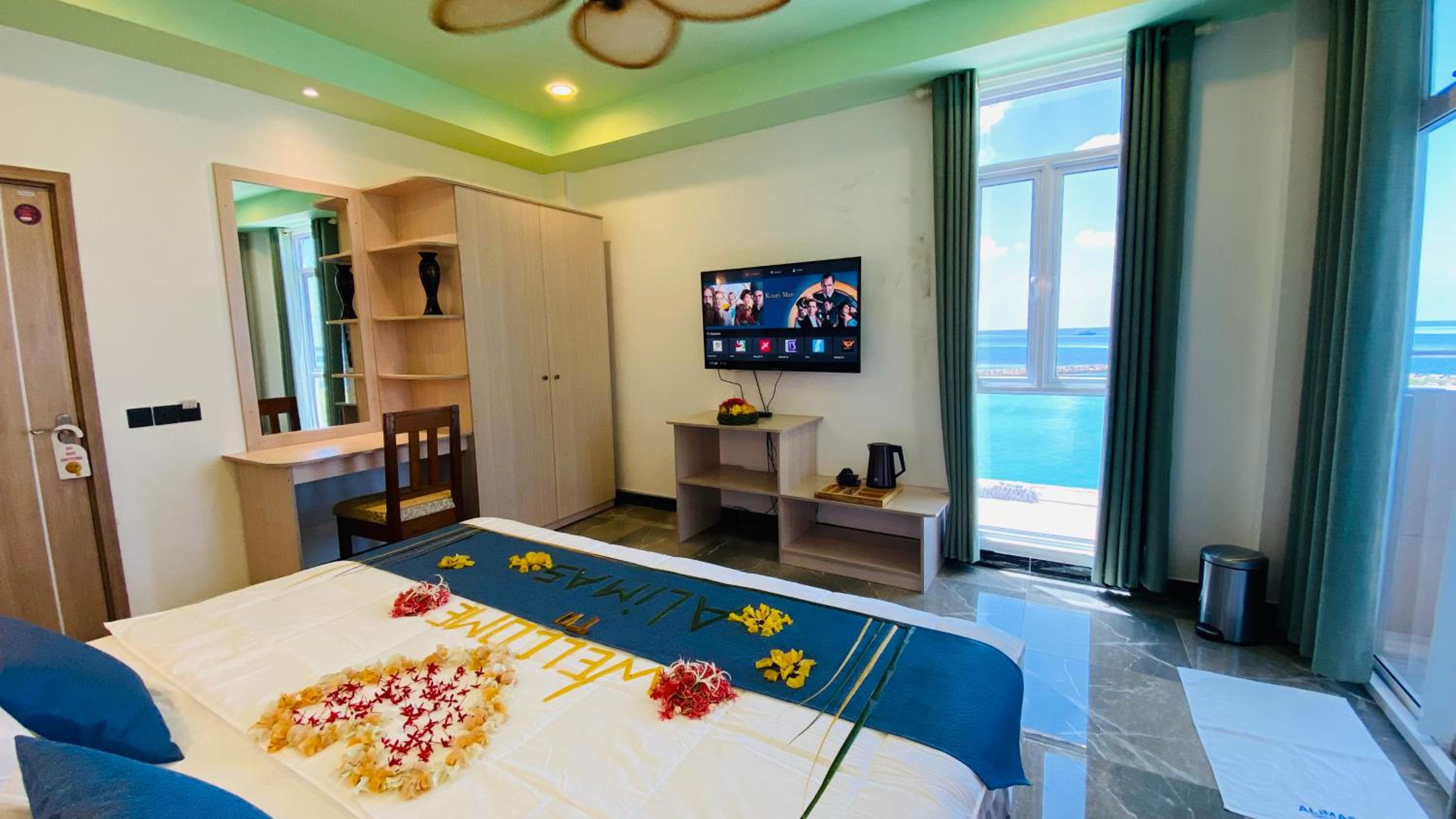 Double Room with Balcony and Sea View - Photo 5