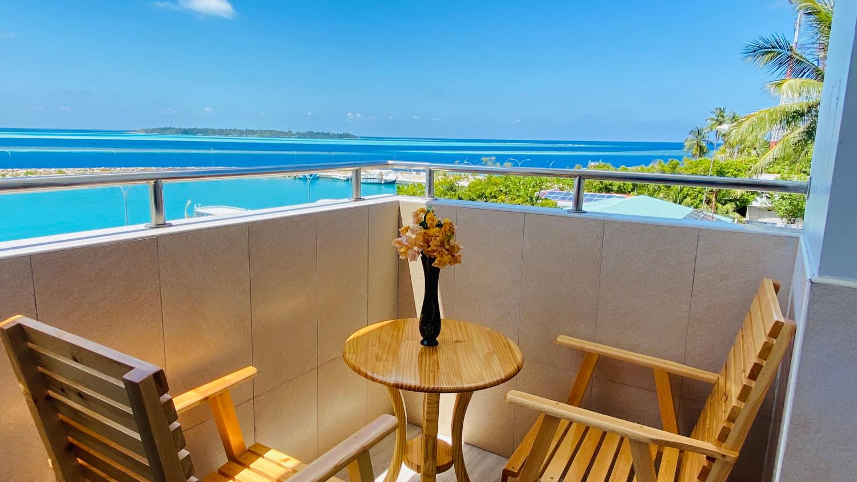 Double Room with Balcony and Sea View - Photo 7