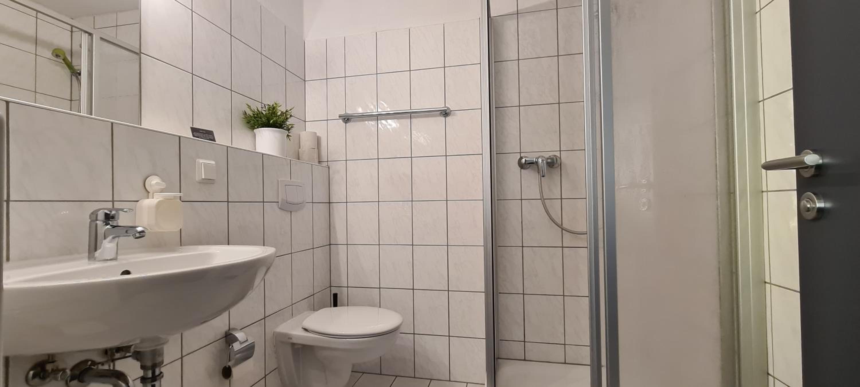 Single Room with Private Bathroom photo 2