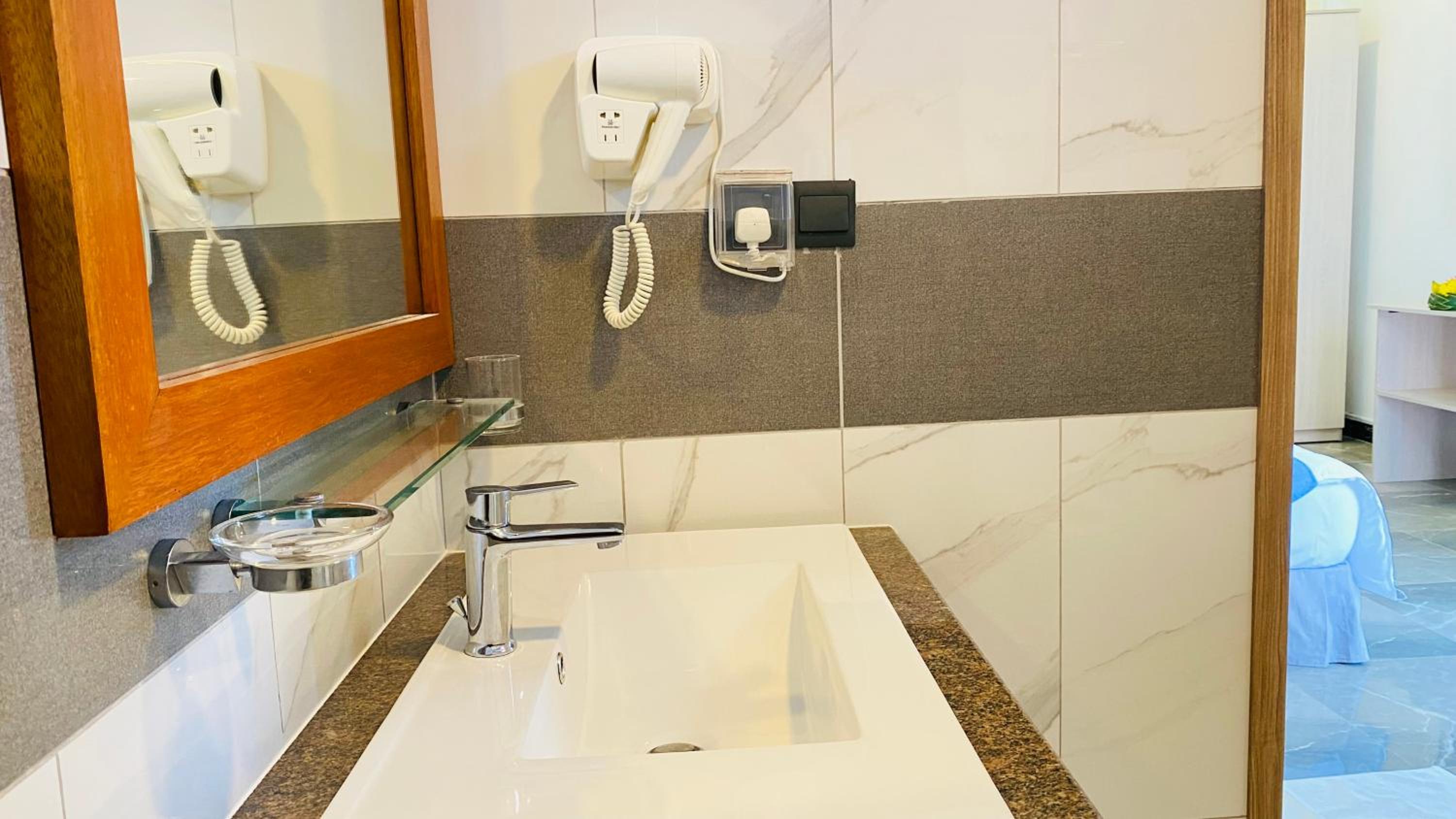 Deluxe Double Room with Balcony - Photo 6