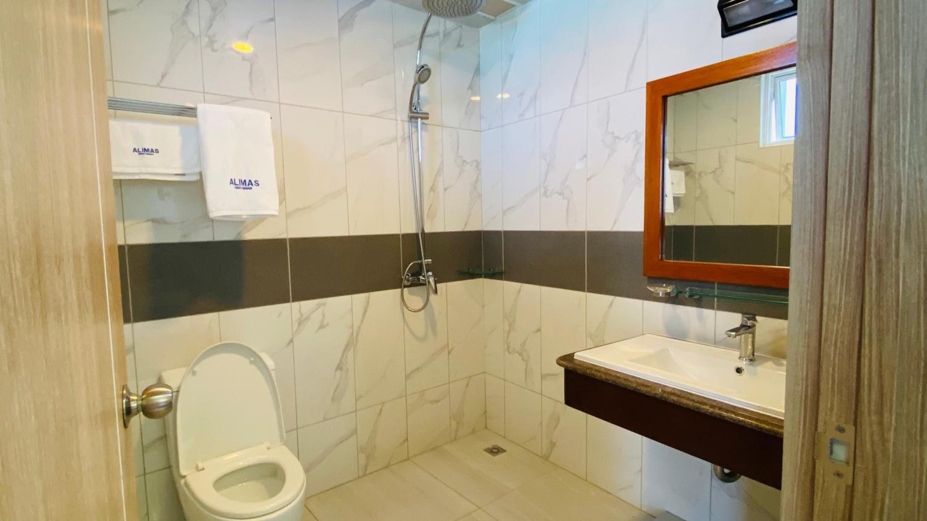 Deluxe Double Room with Balcony - Photo 7