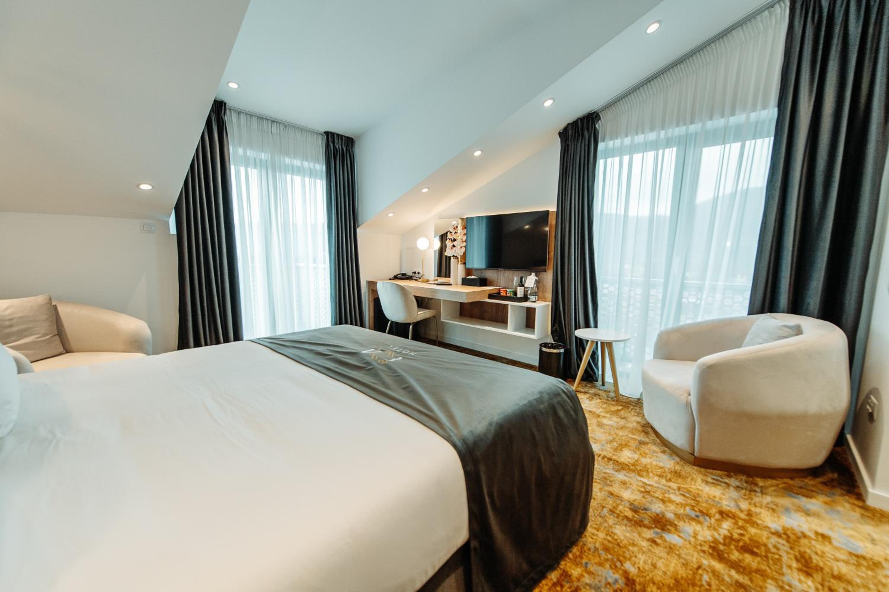 Deluxe Queen Room - Photo 6
