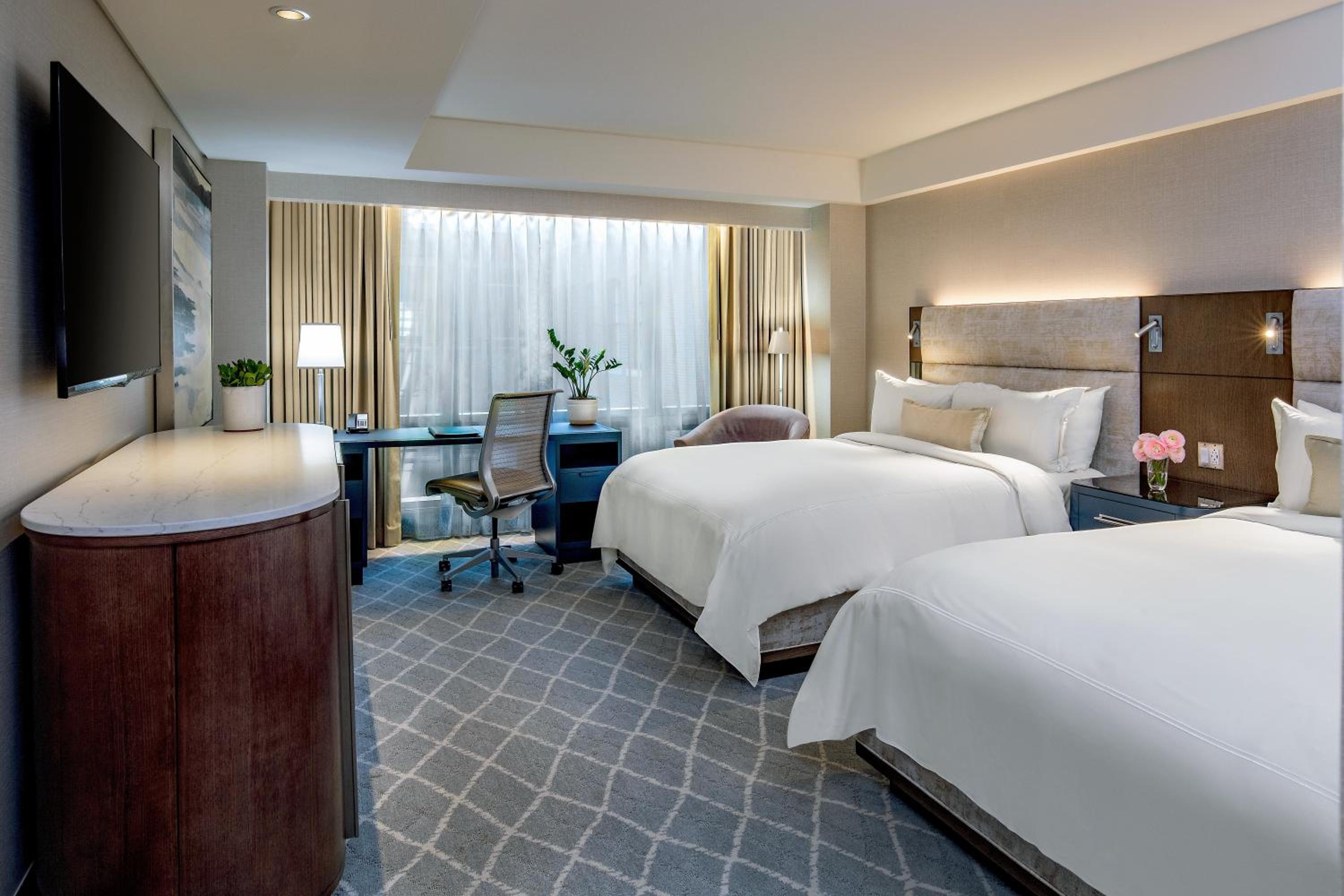 Classic Queen Room with Two Queen Beds - Photo 7