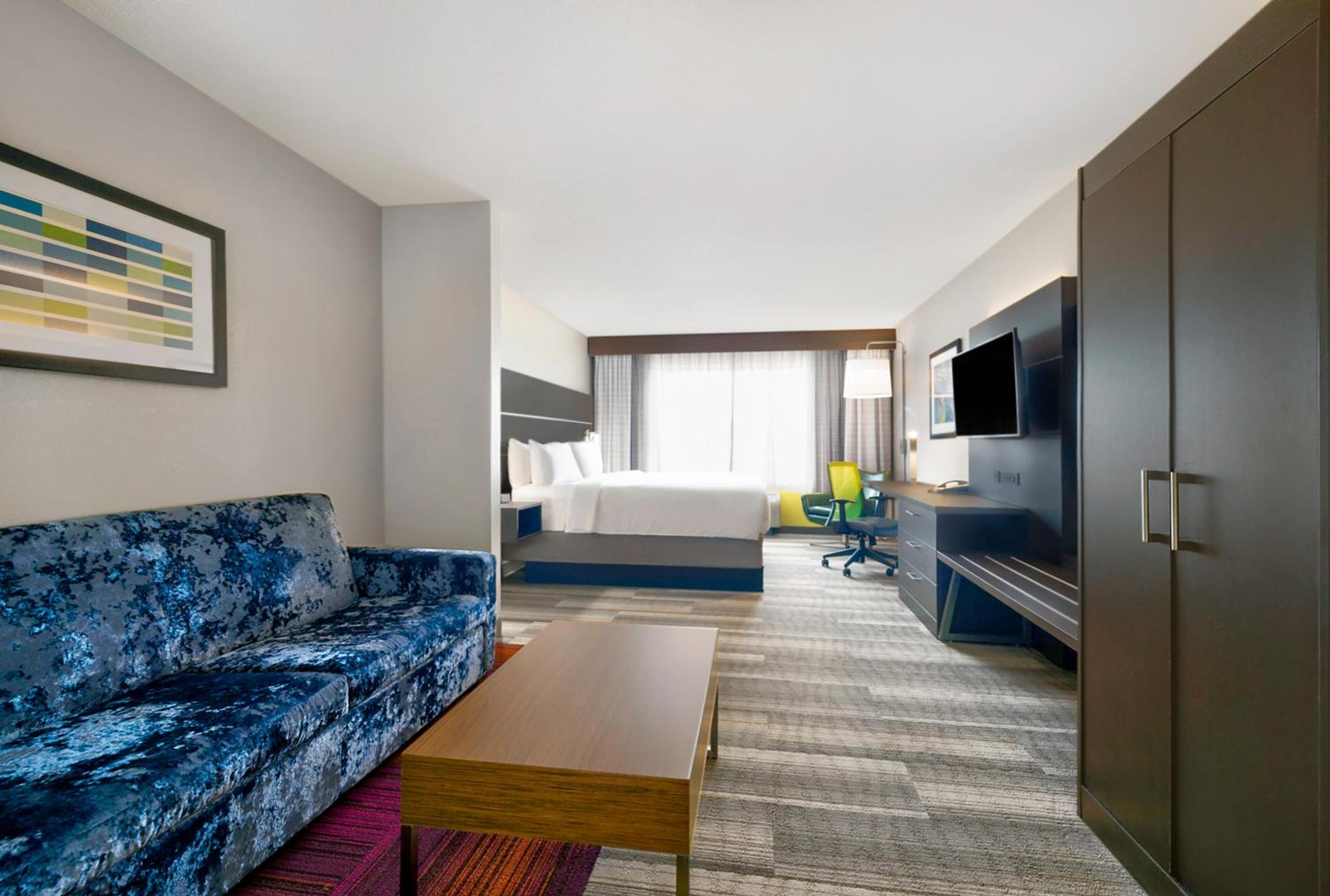King Suite with Sofa Bed - Non-Smoking - Photo 3
