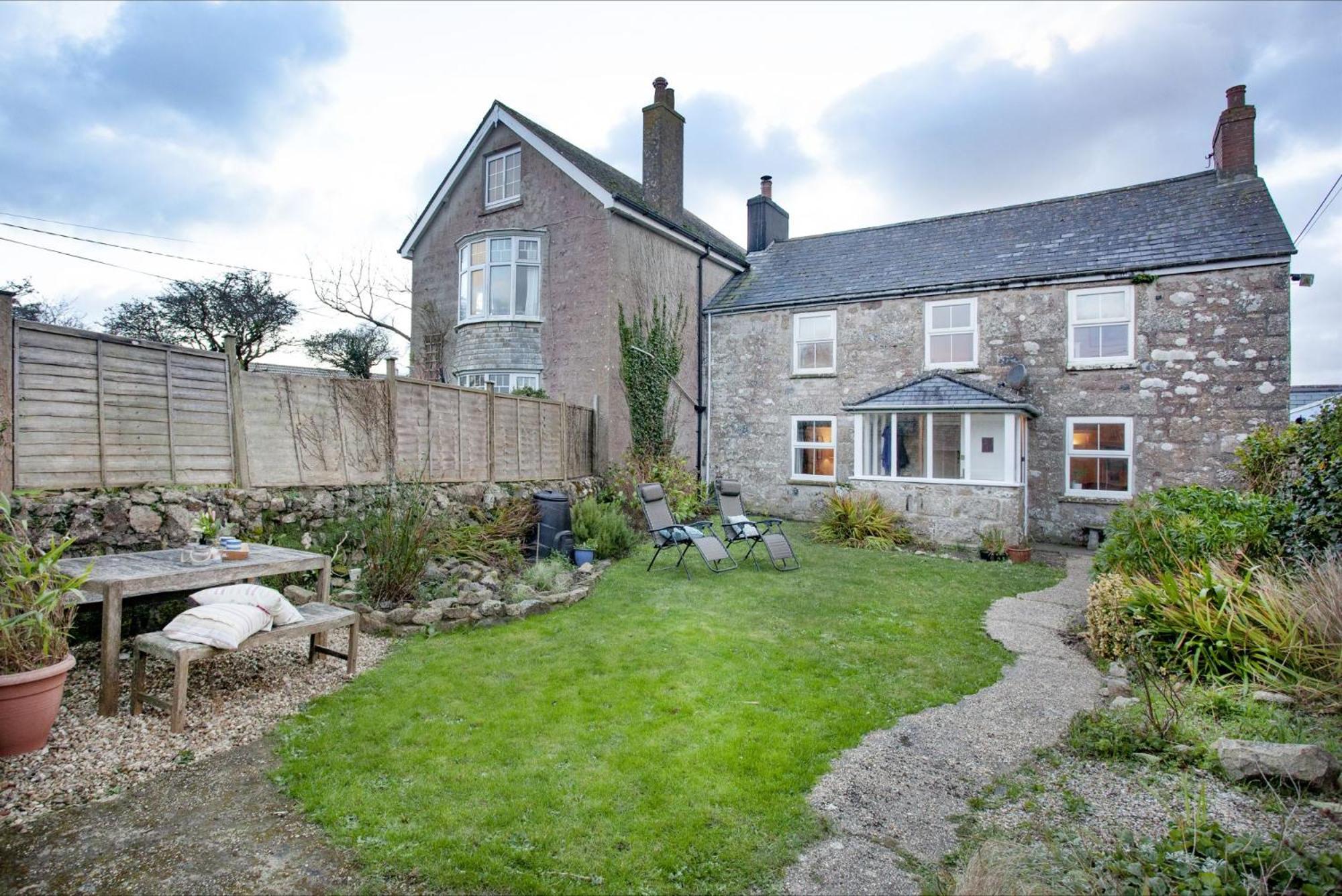 Five-Bedroom House photo 2