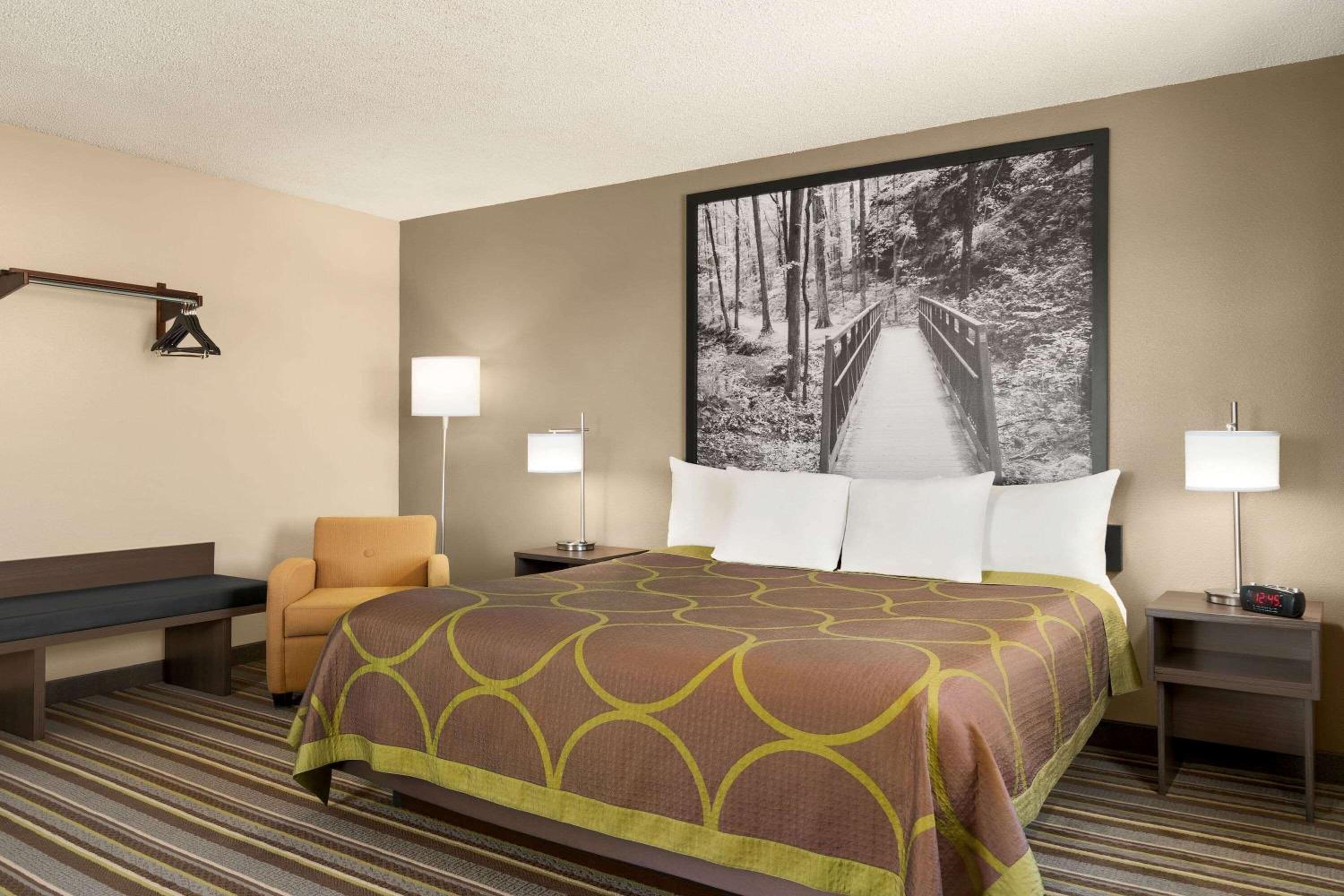1 King Bed, Efficiency Room, Non-Smoking - Photo 7
