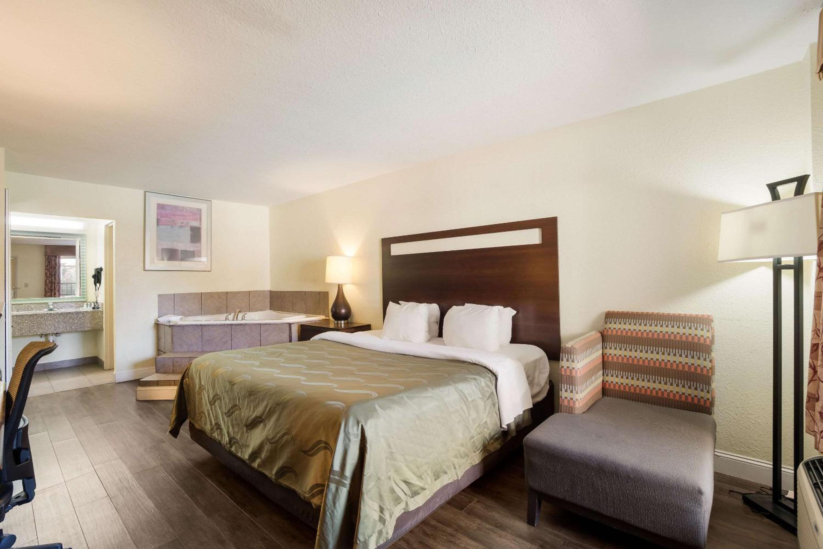 King Room with Whirlpool - Non-Smoking photo 1