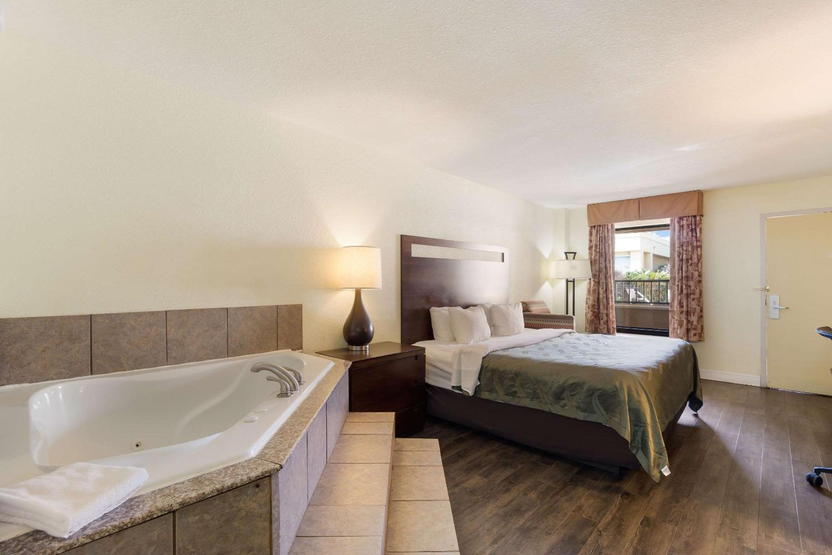 King Room with Whirlpool - Non-Smoking photo 3