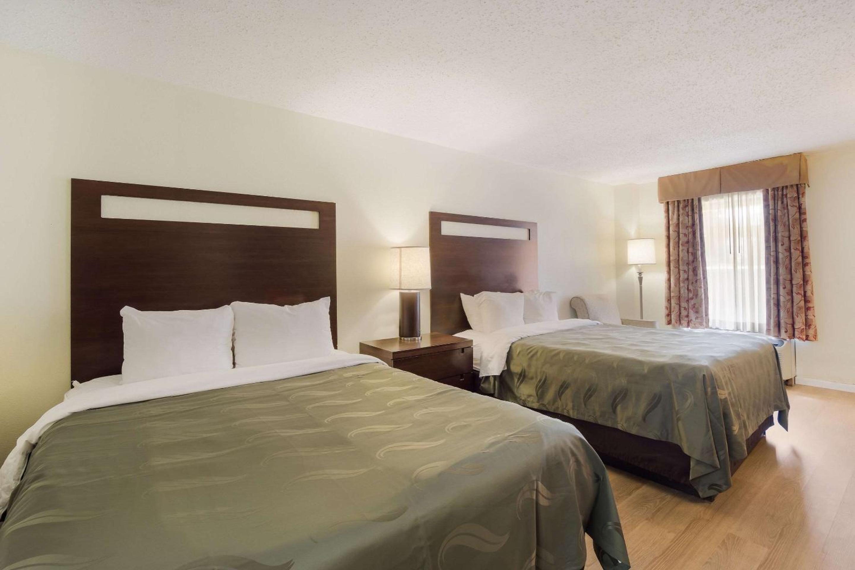 Queen Room with Two Queen Beds - Non-Smoking photo 3