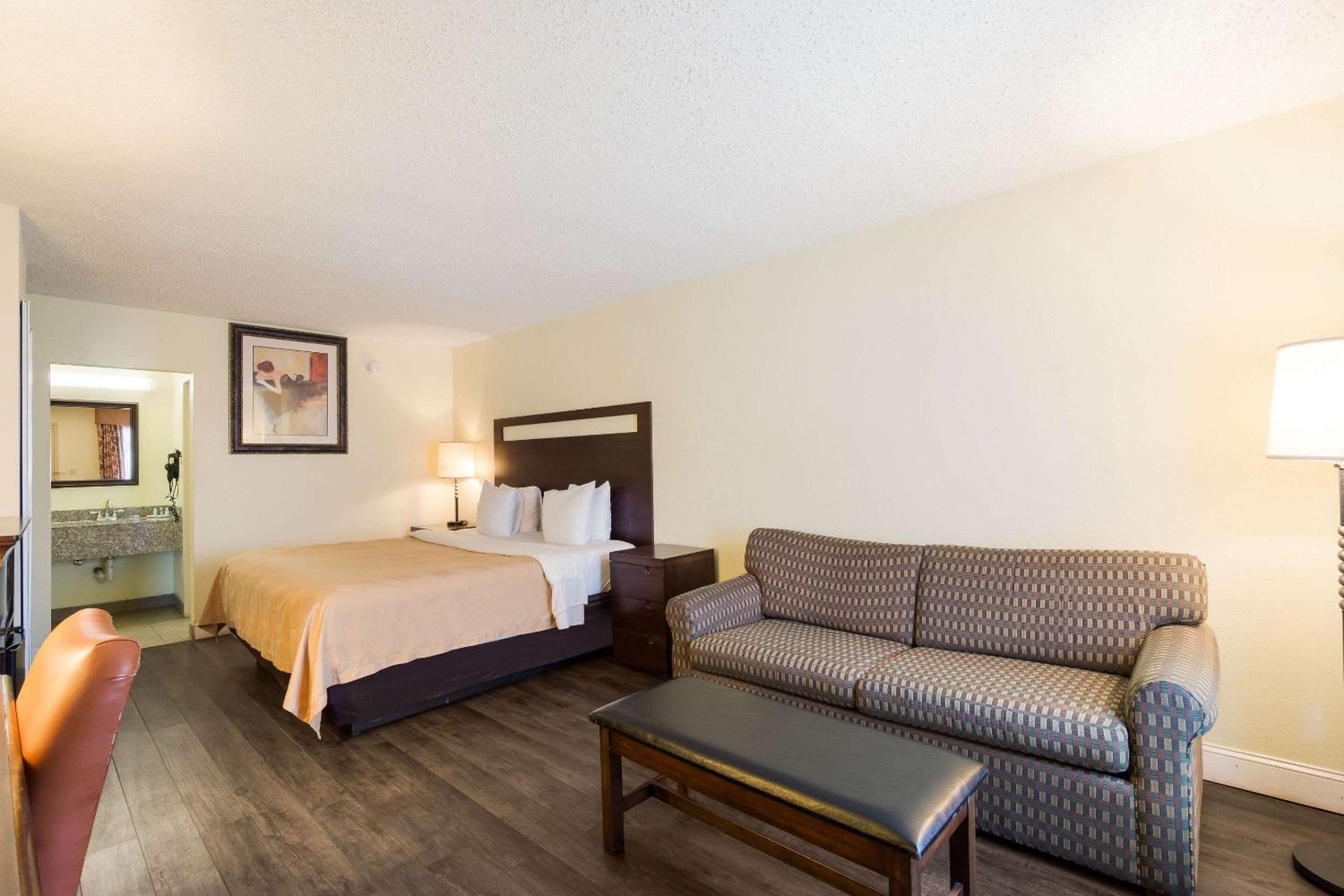 King Room - Non-Smoking photo 3