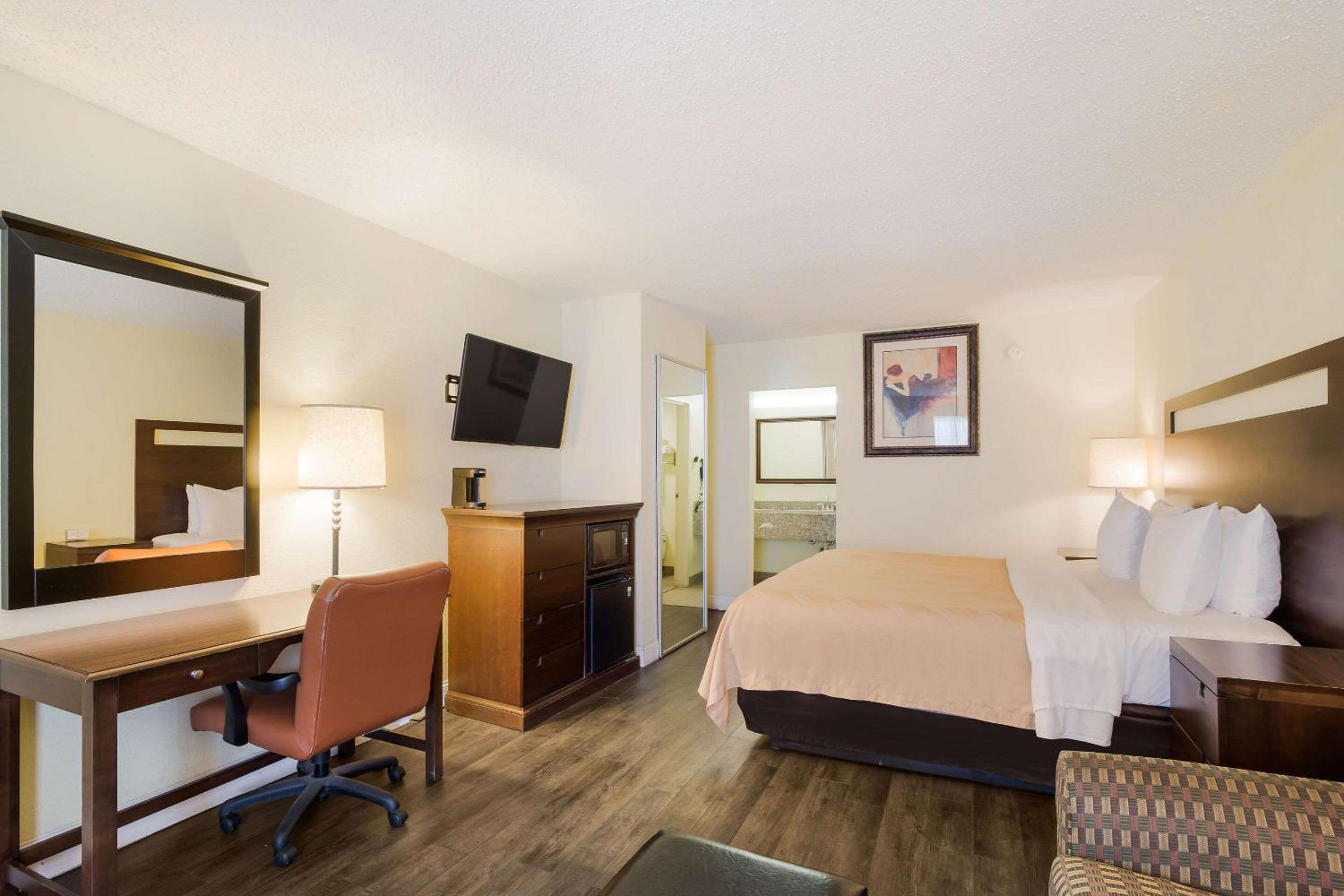 King Suite - Non-Smoking photo 1