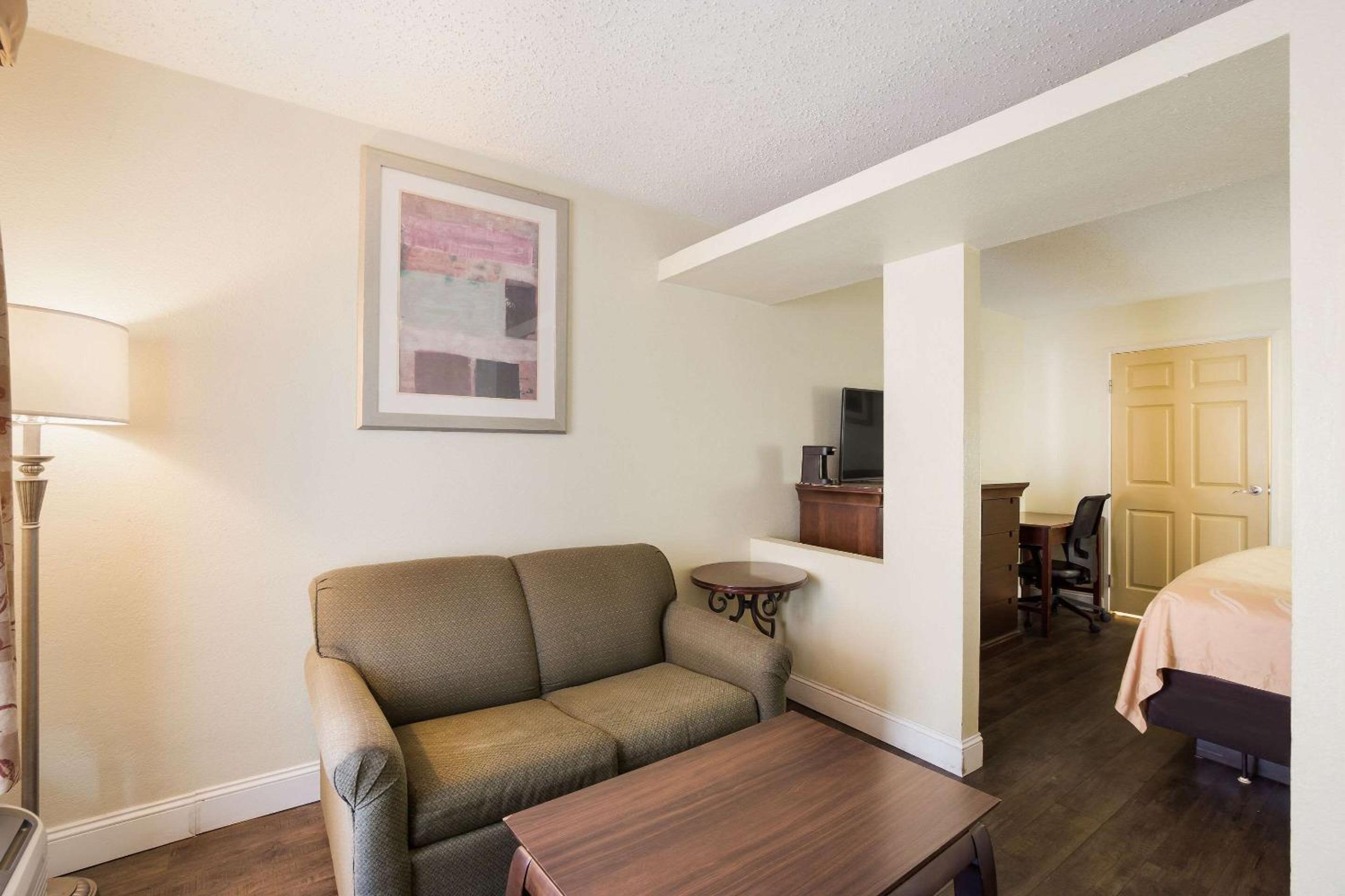 King Suite - Non-Smoking photo 3