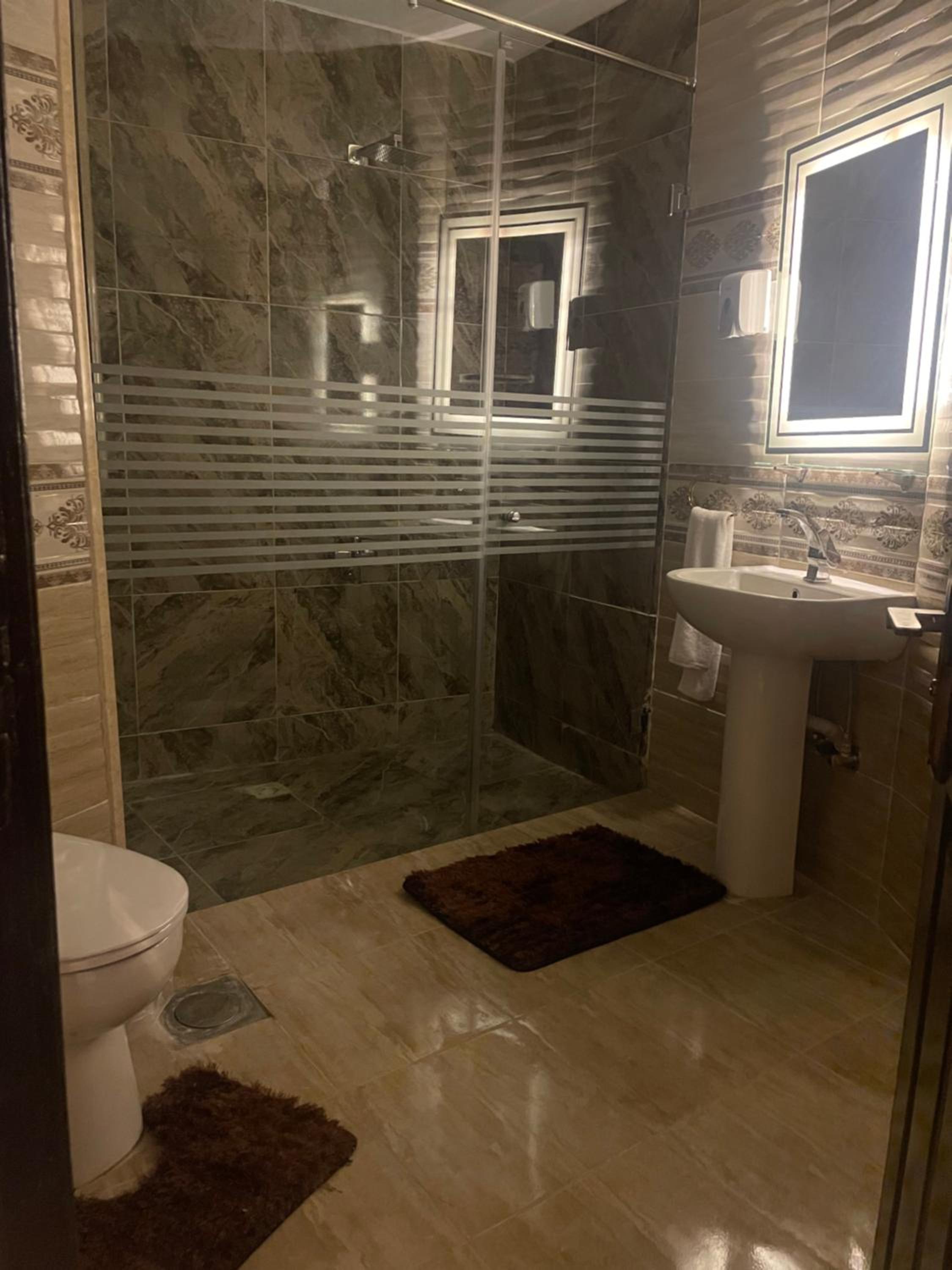 Deluxe Quadruple Room thumbnail 6