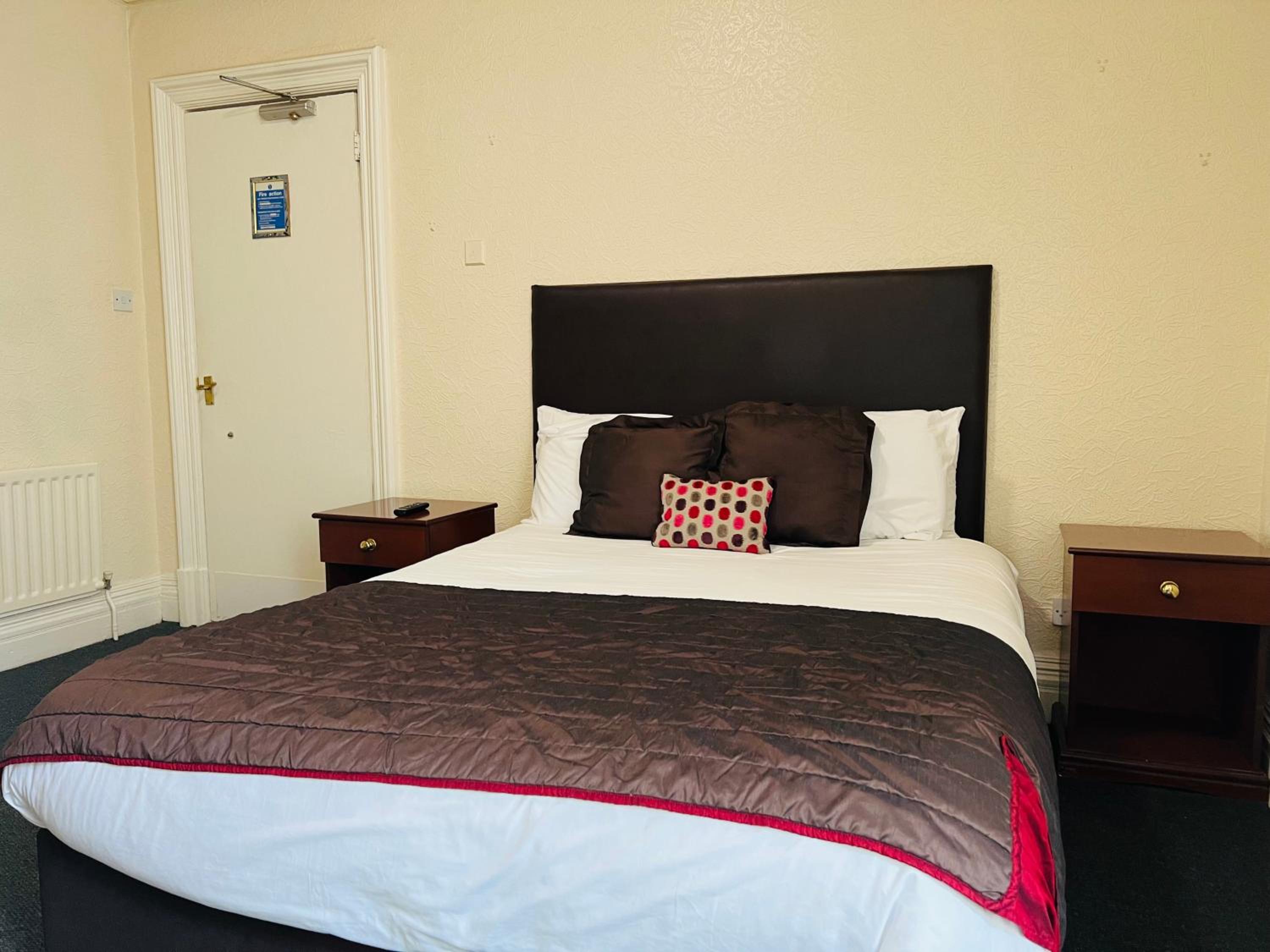 Large Double Room - Photo 2