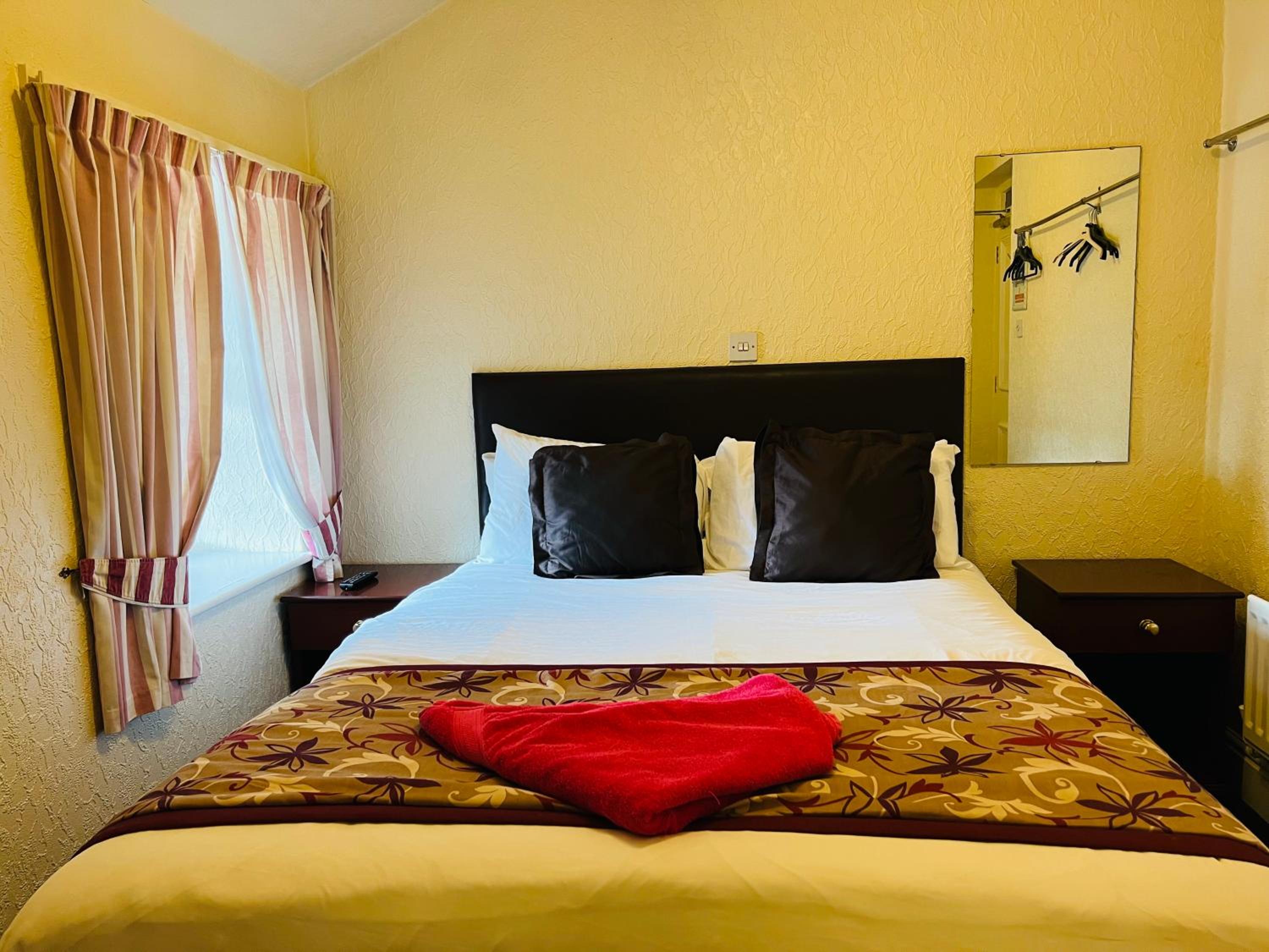 Large Double Room - Photo 3