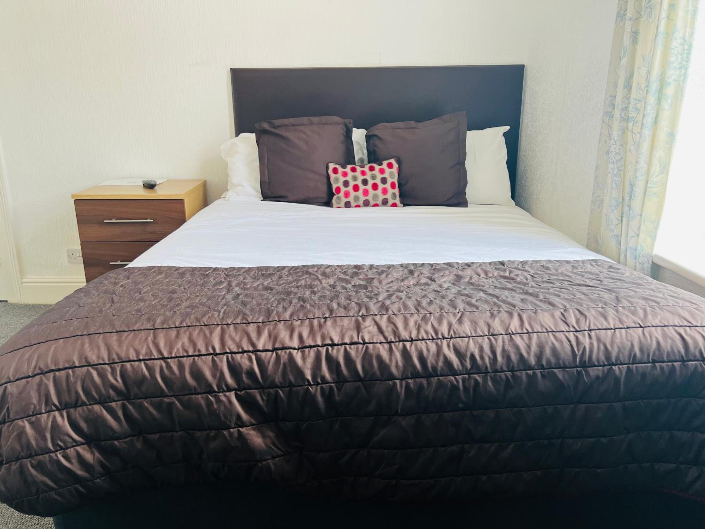 Large Double Room - Photo 4