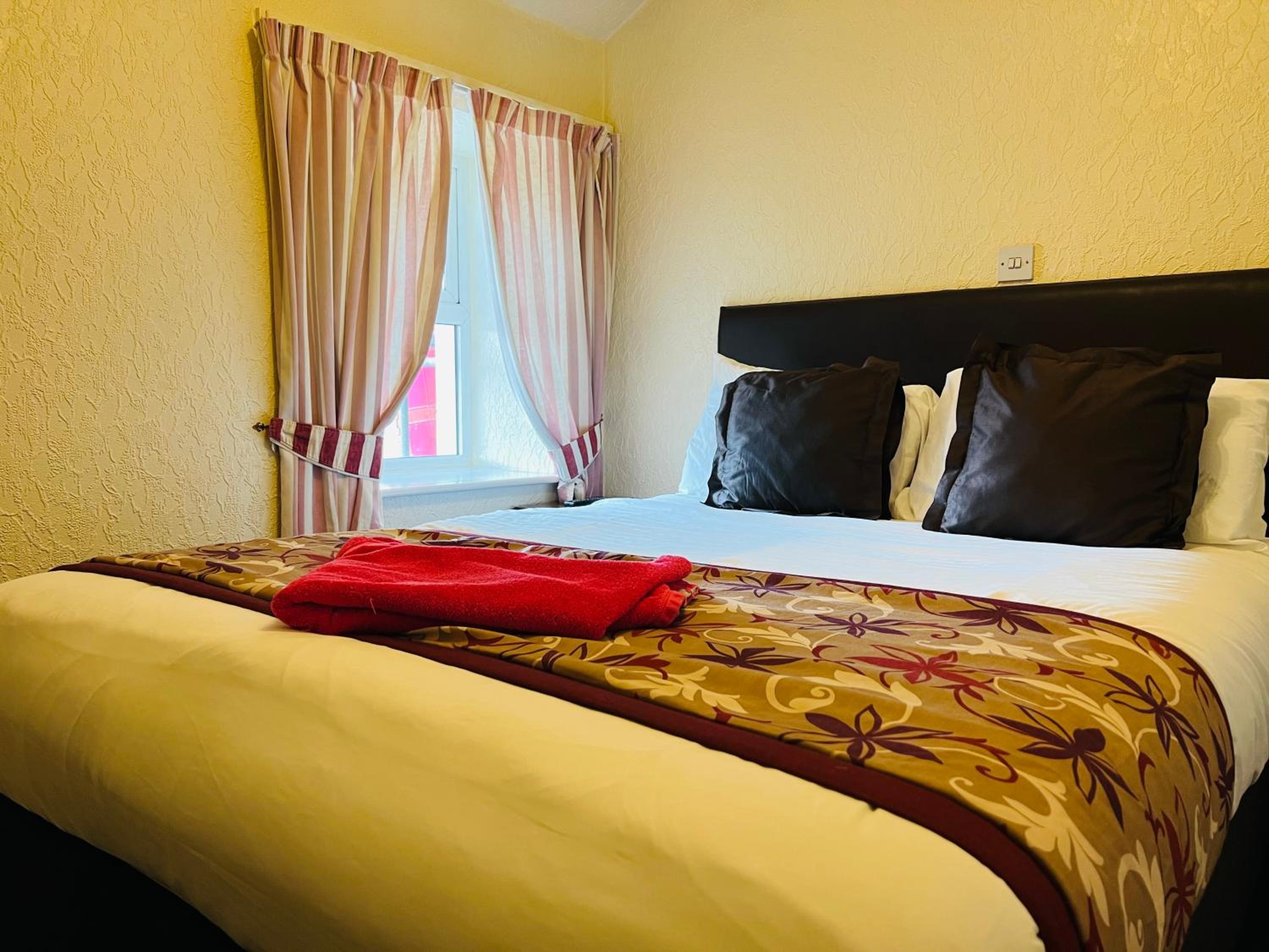 Large Double Room - Photo 1