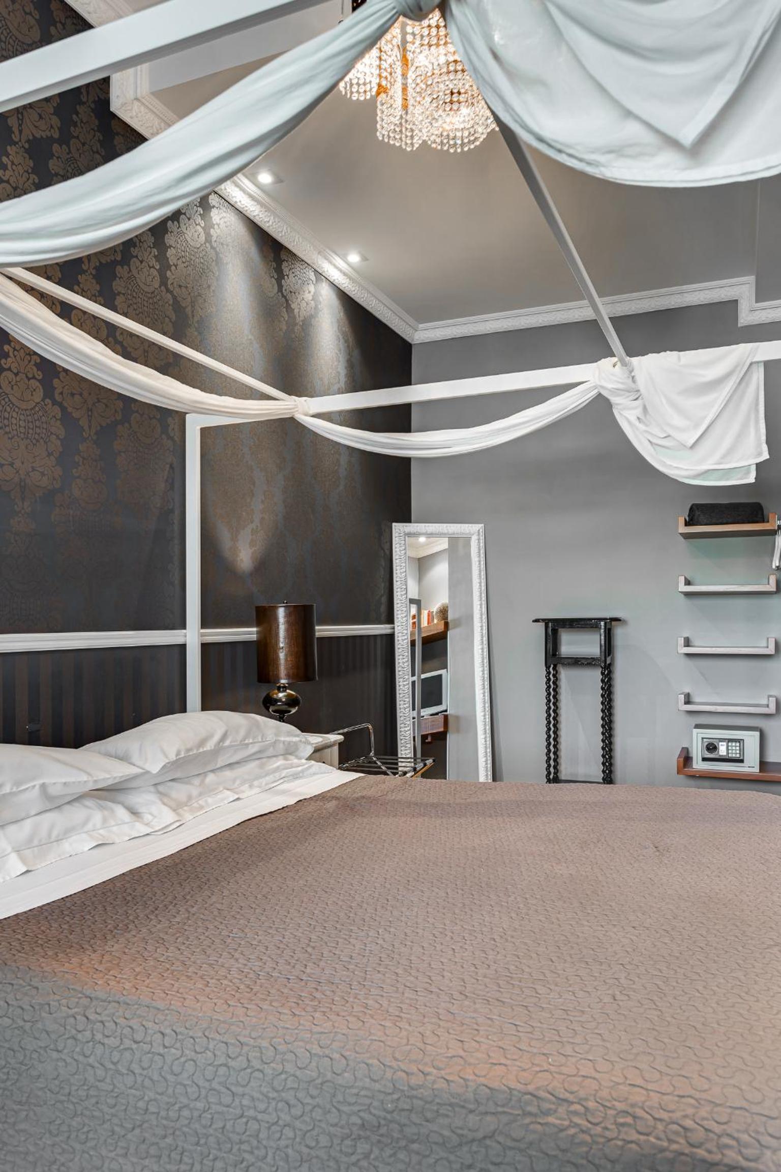 Deluxe Double Room - Photo 11