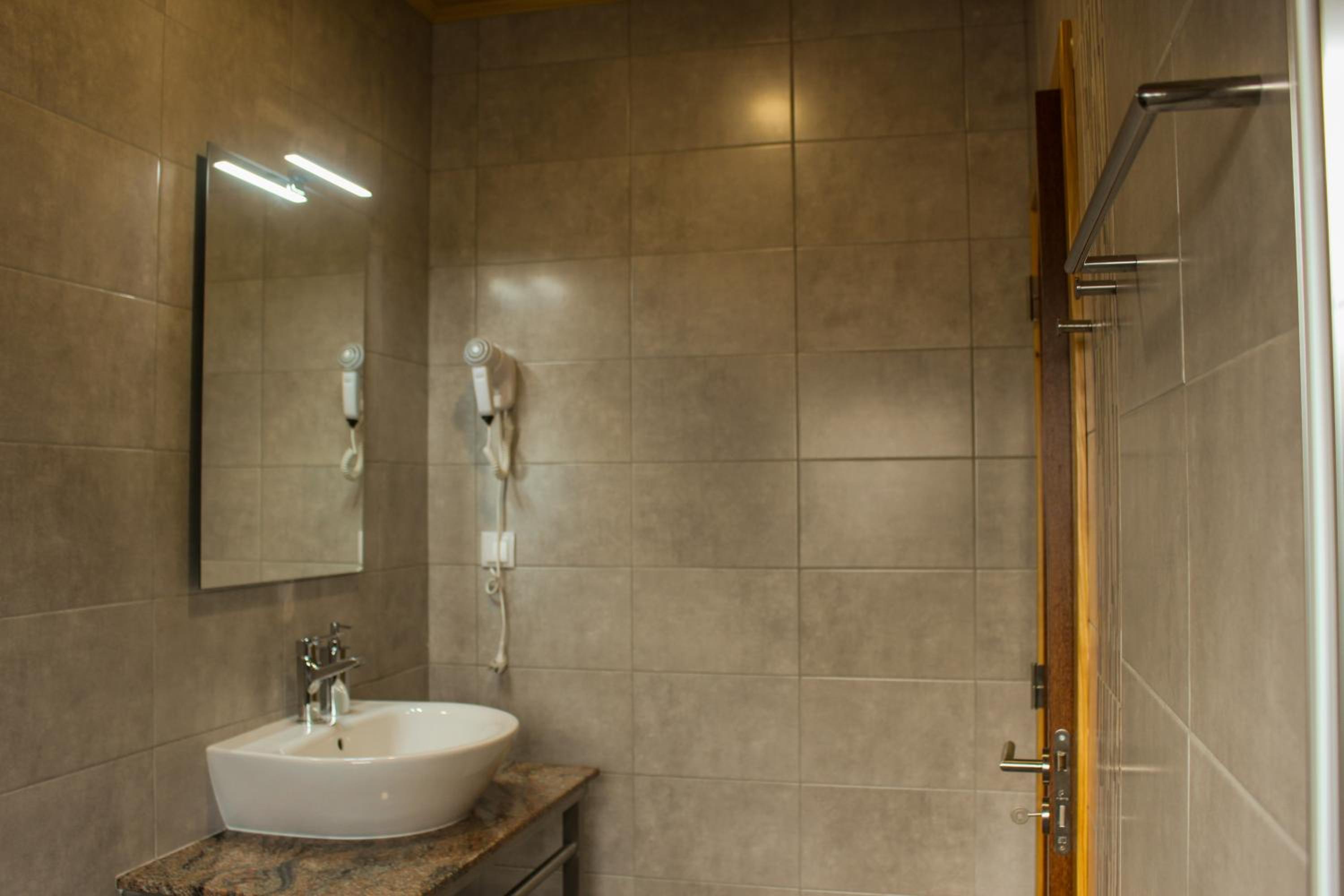 Twin Room with Private Bathroom - Photo 4