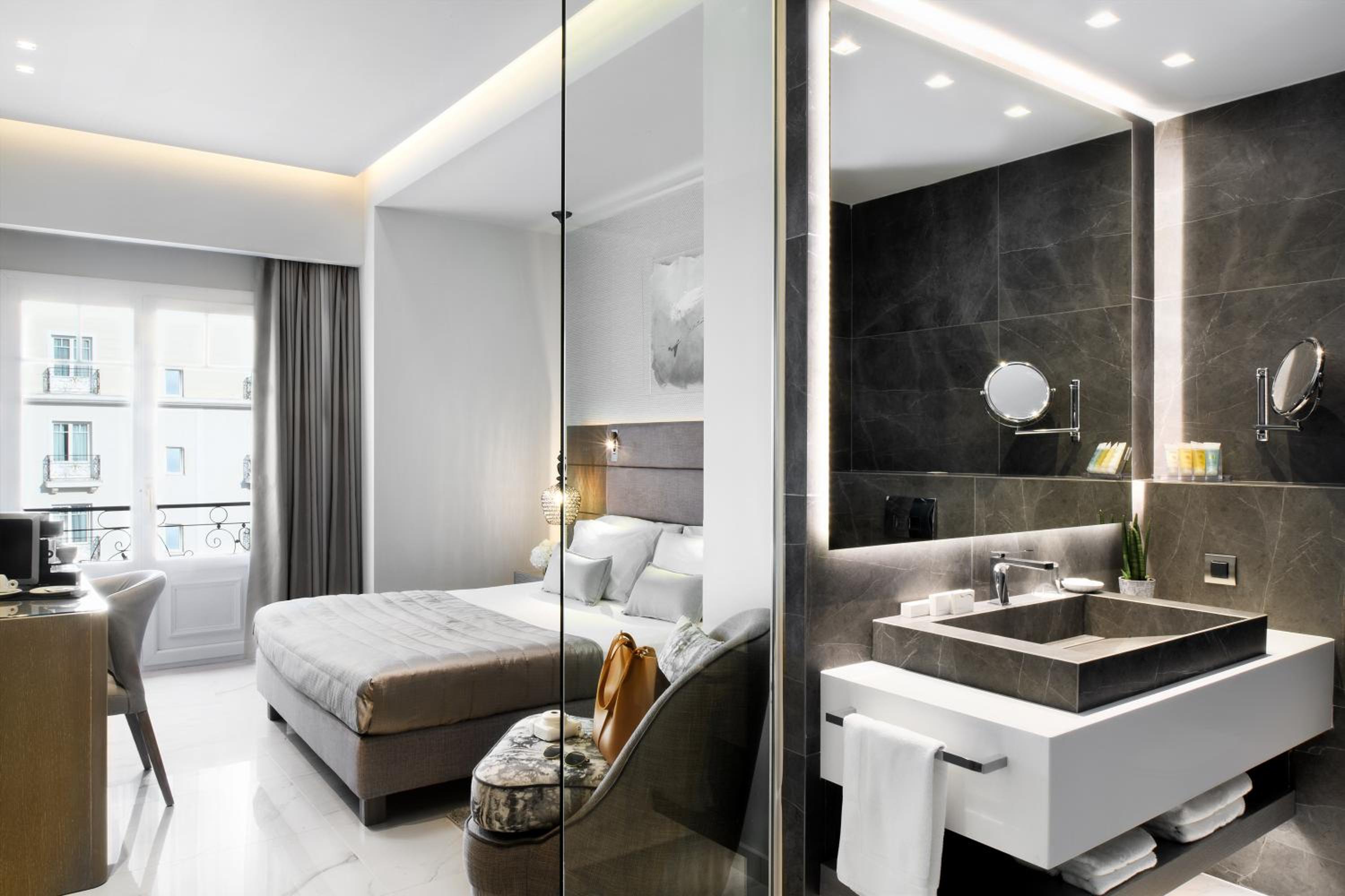Deluxe Double or Twin Room - Photo 10